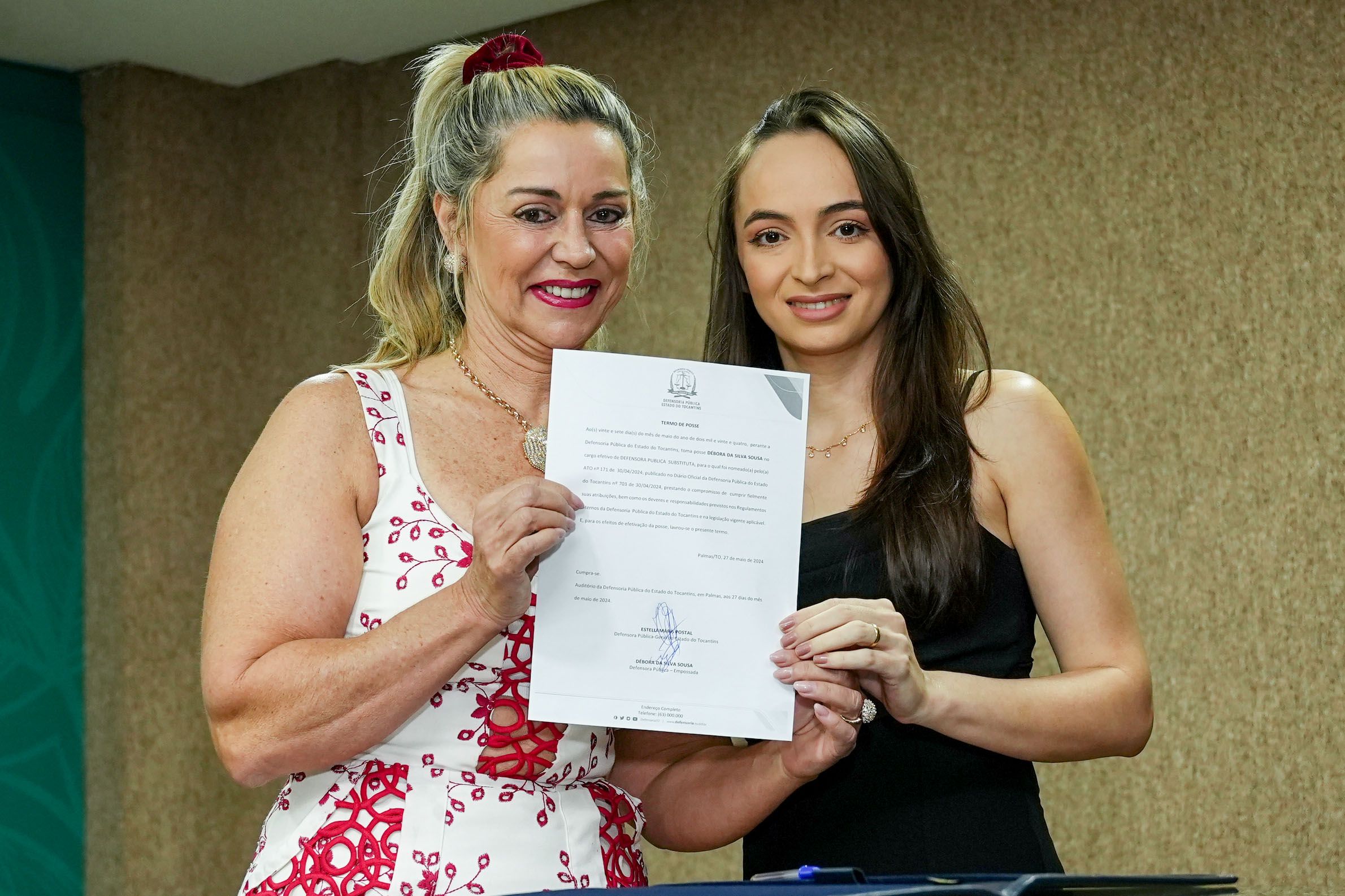Débora Sousa com o termo de posse
