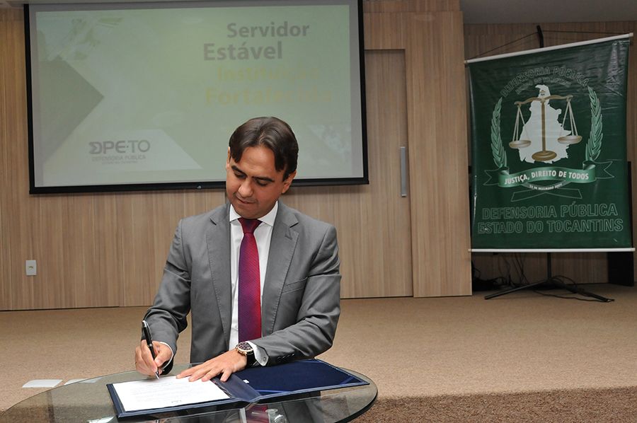 defensor público-geral, Marlon Costa Luz Amorim durante assinatura