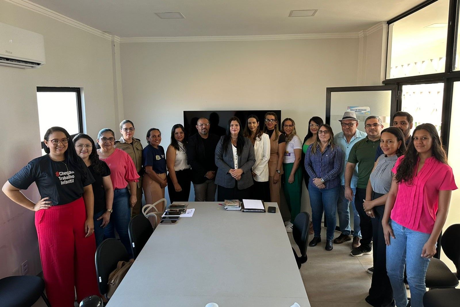 Reunião coletiva com a participação de representantes de órgãos parceiros