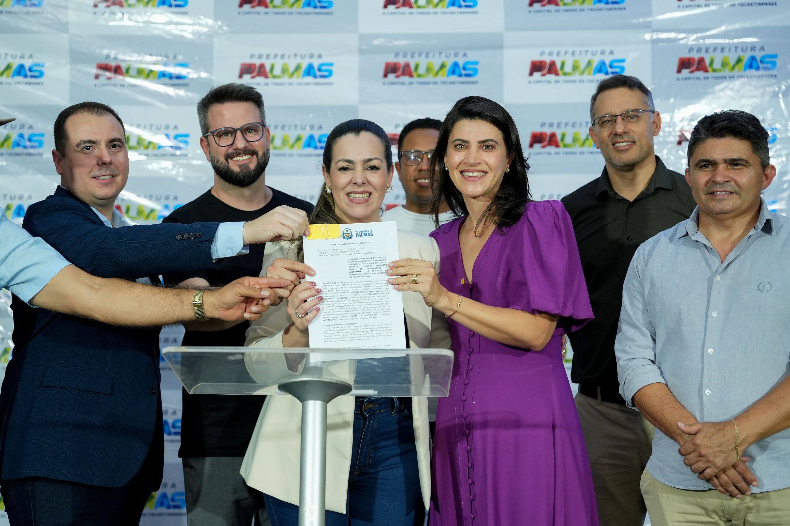 Defensora pública Fabiana Razera (D) e a prefeita Cinthia Ribeiro assinaram um Termo de Cooperação formalizando o lançamento do novo espaço defensorial