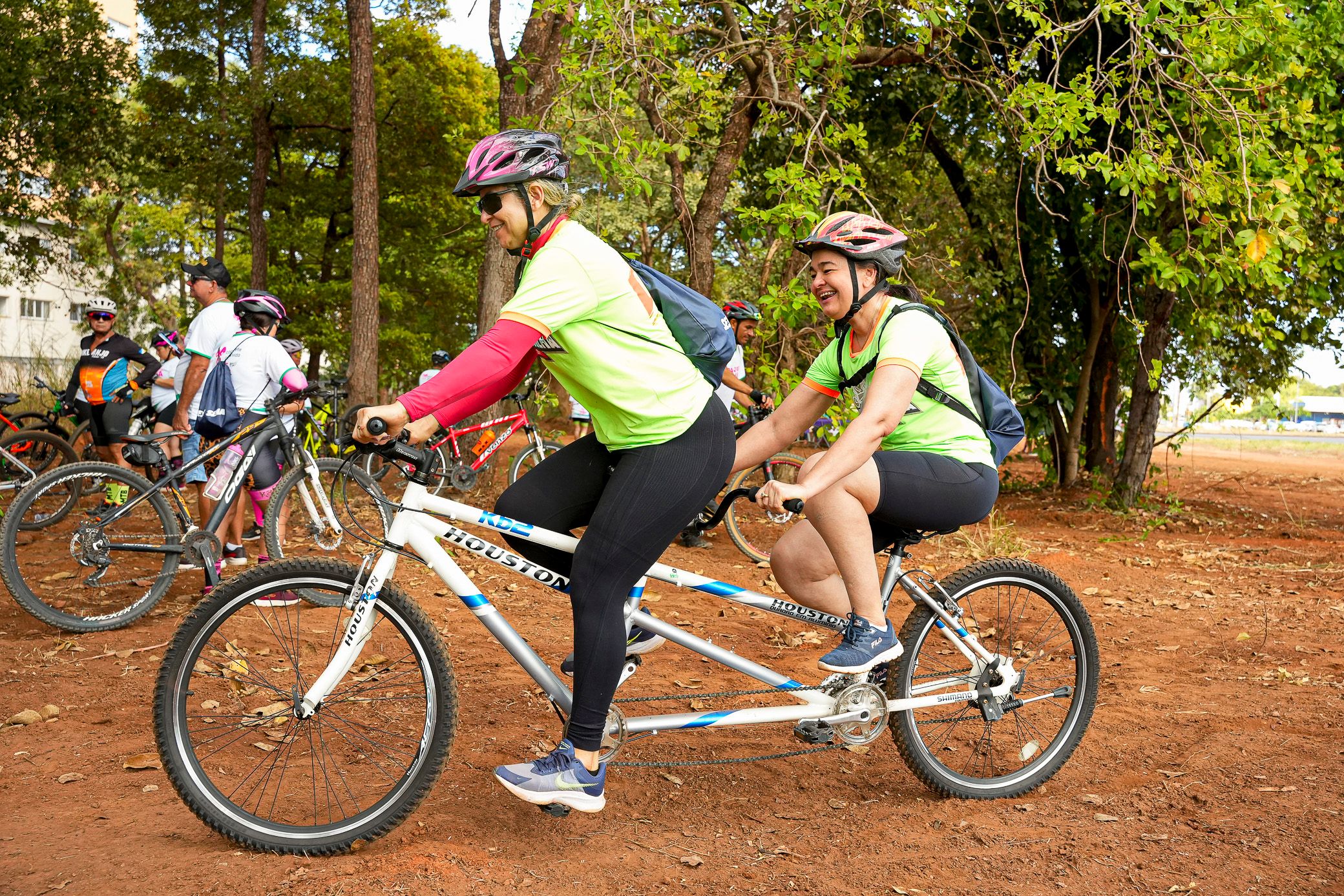 Maria Dinalva comemorou muito a possibilidade de participar em uma bicicleta adaptada guiada pela amiga Leidmar Coelho