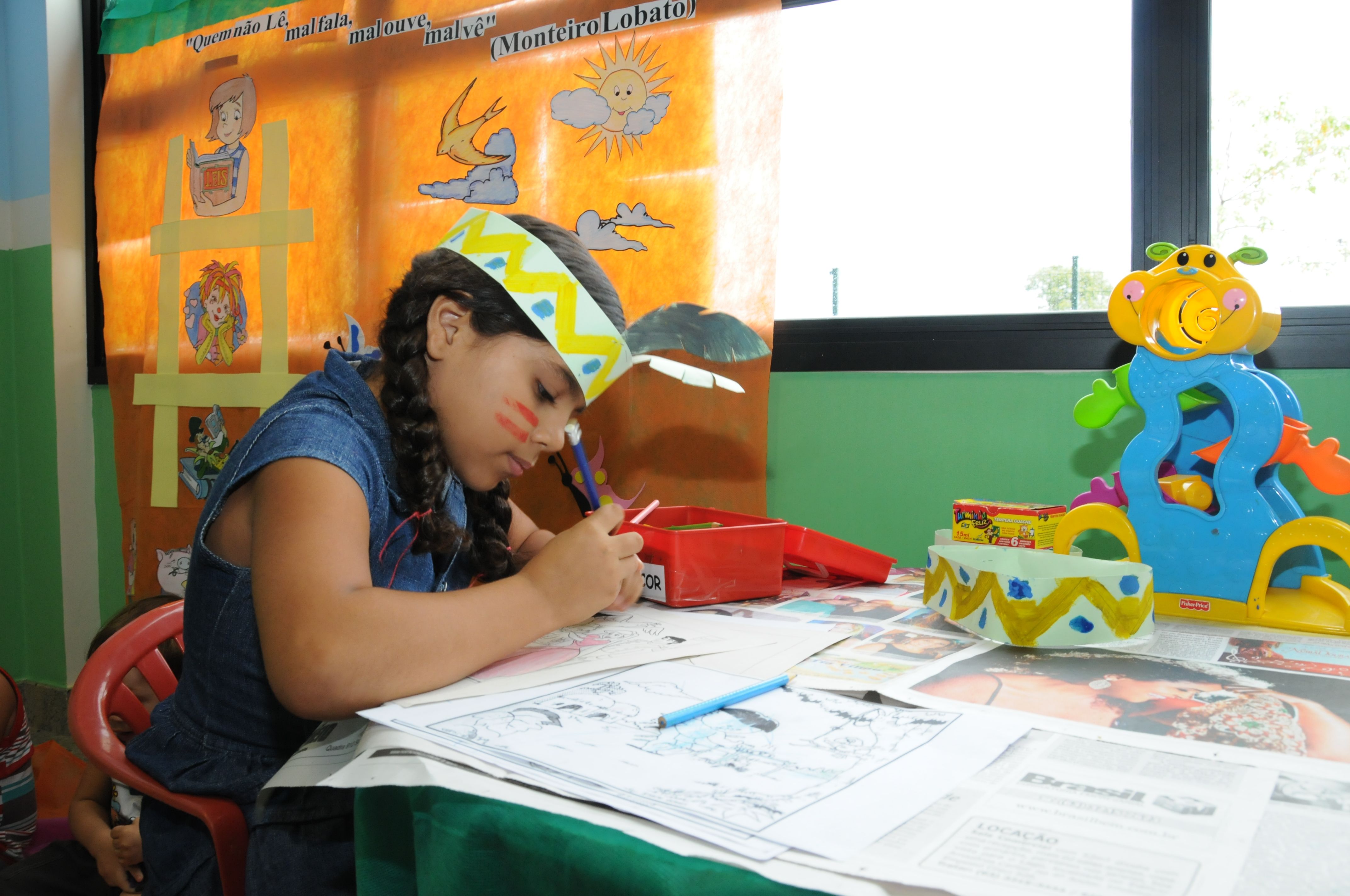 Criança solta a criatividade pintando e aprendendo