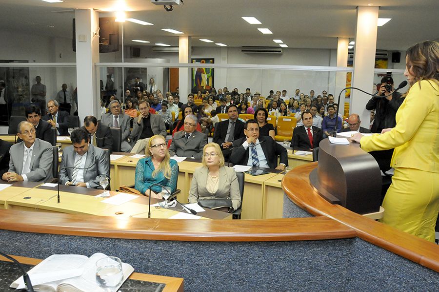 Defensor público geral, Marlon Amorim, participa da solenidade de entrega do Título de Cidadão Palmense na Câmara de Vereadores de Palmas