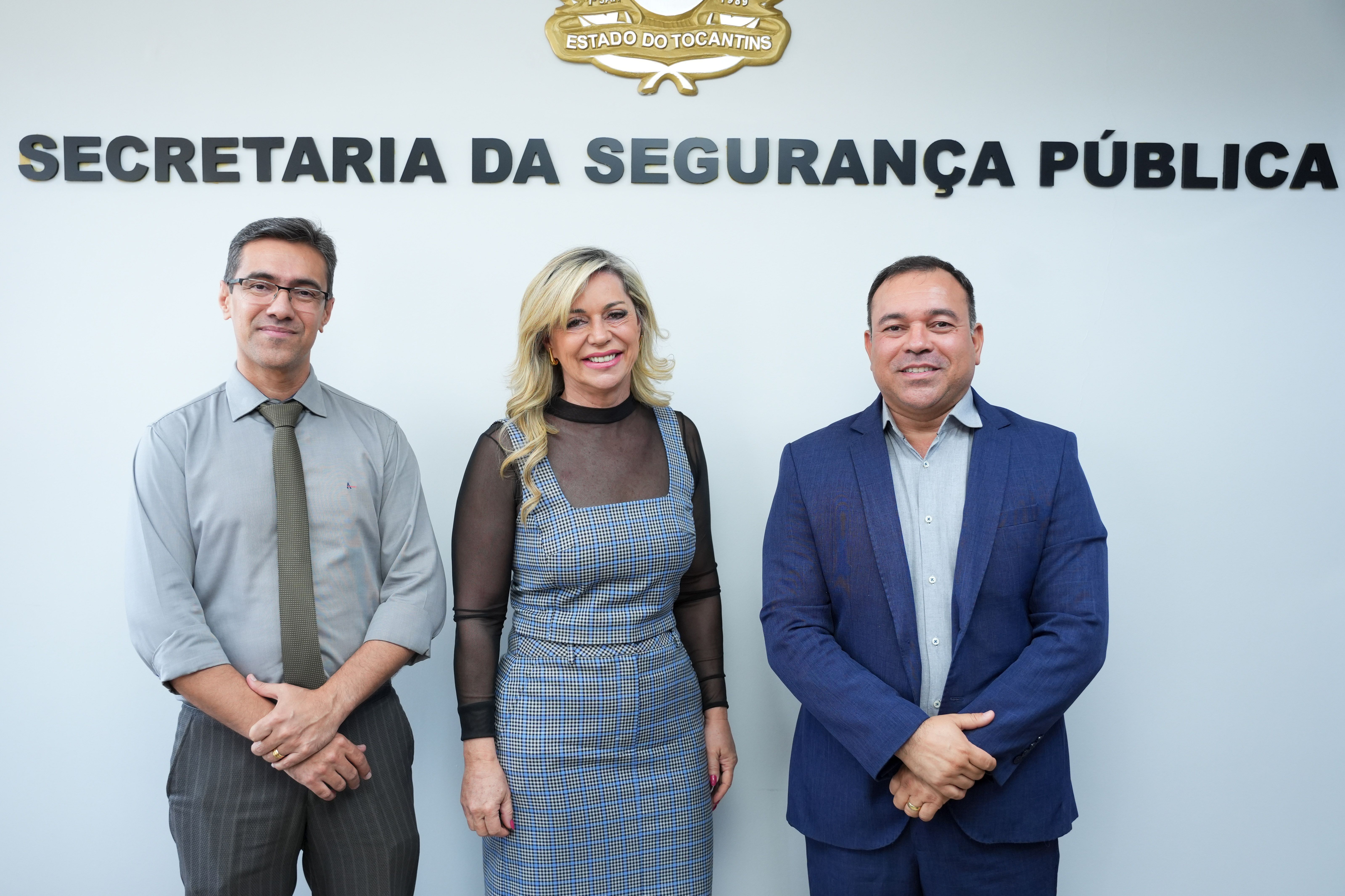 Estellamaris Postal com o secretário Wlademir Mota (D) e o delegado-geral de Polícia Civil, Claudemir Luiz Ferreira