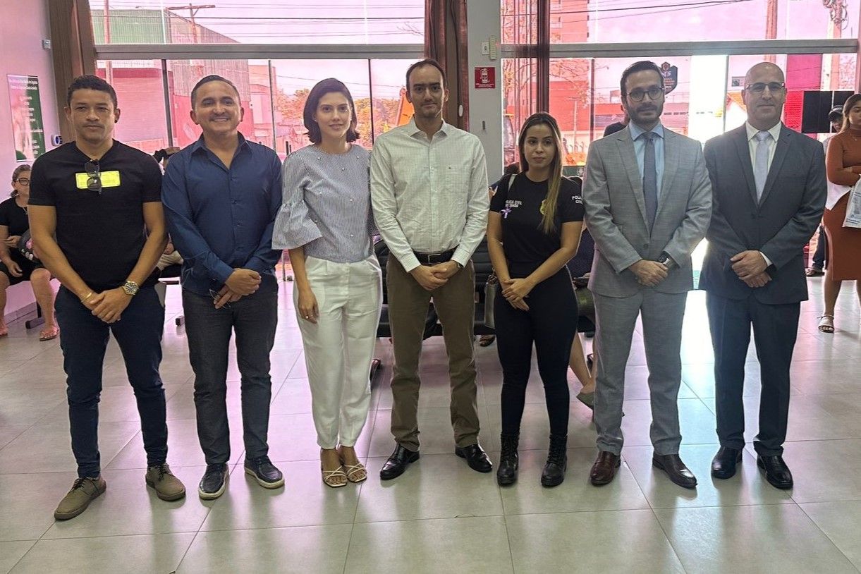 Membros da DPE-TO com a delegada da Deam de Araguaína Ana Maria Varjal