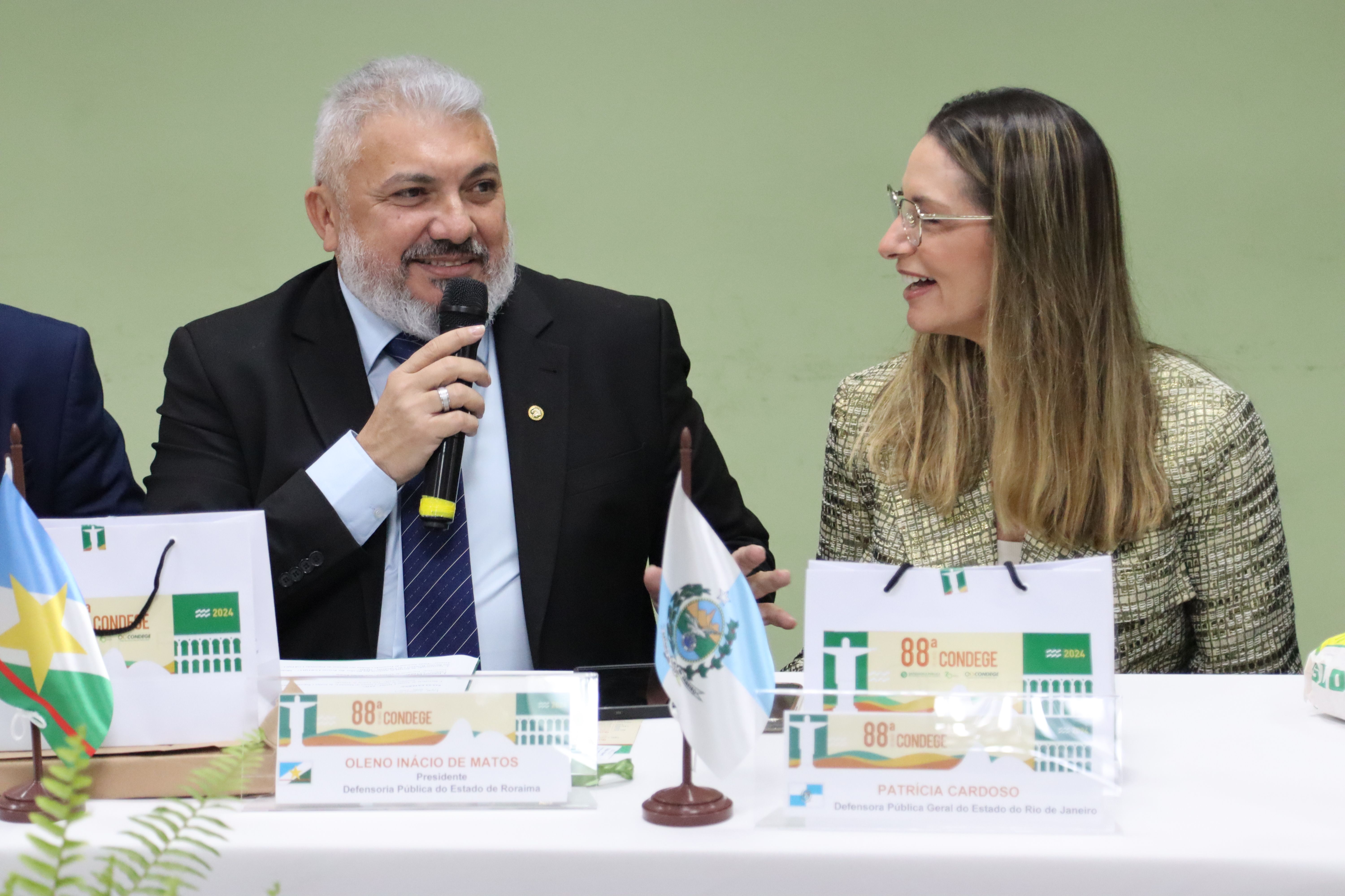 Oleno de Matos e Patrícia Tavares, coordenador e anfitriã da reunião, respectivamente