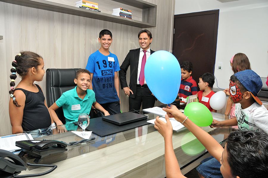Defensor público geral, Marlon Amorim, recebe crianças durante a programação