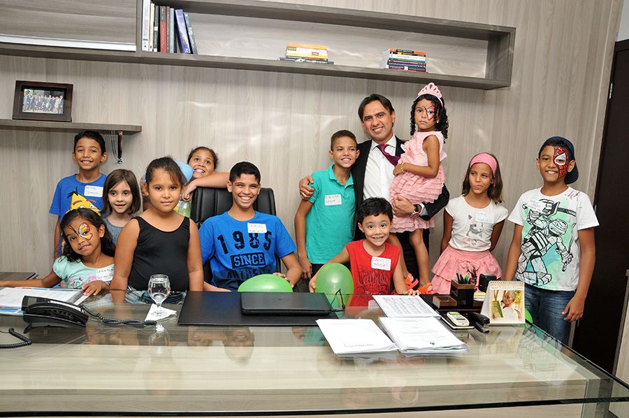 Defensor público geral, Marlon Amorim, recebe crianças durante a programação