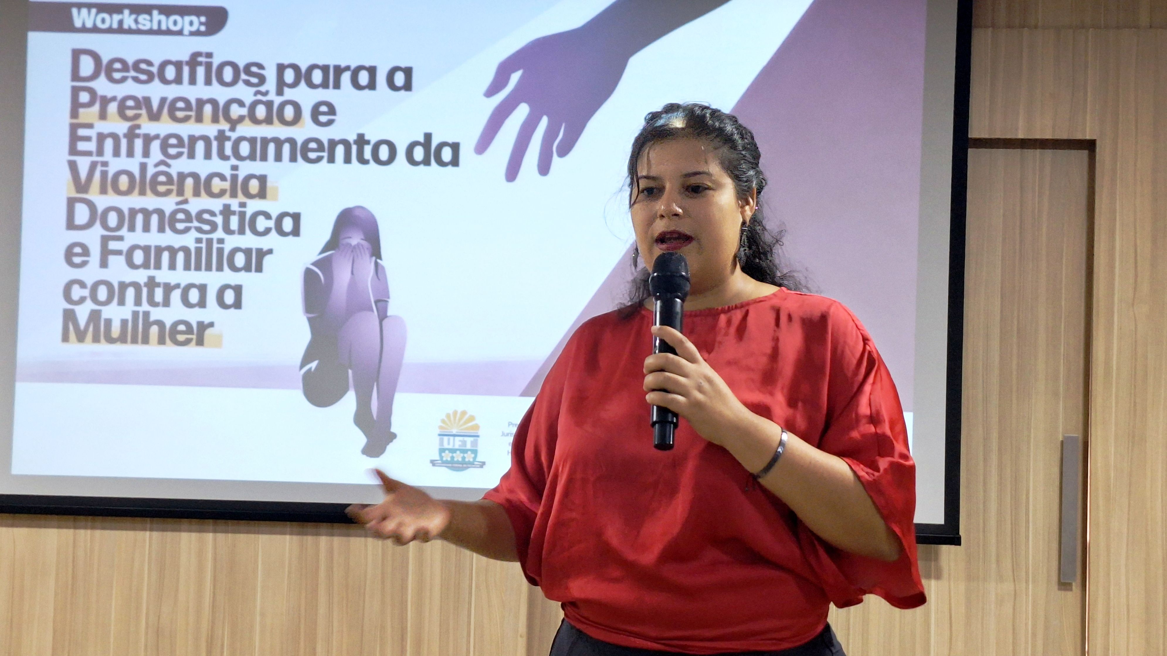 Mariana Borges expôs que as implicações das práticas de violência na psique da mulher costumam ser graves