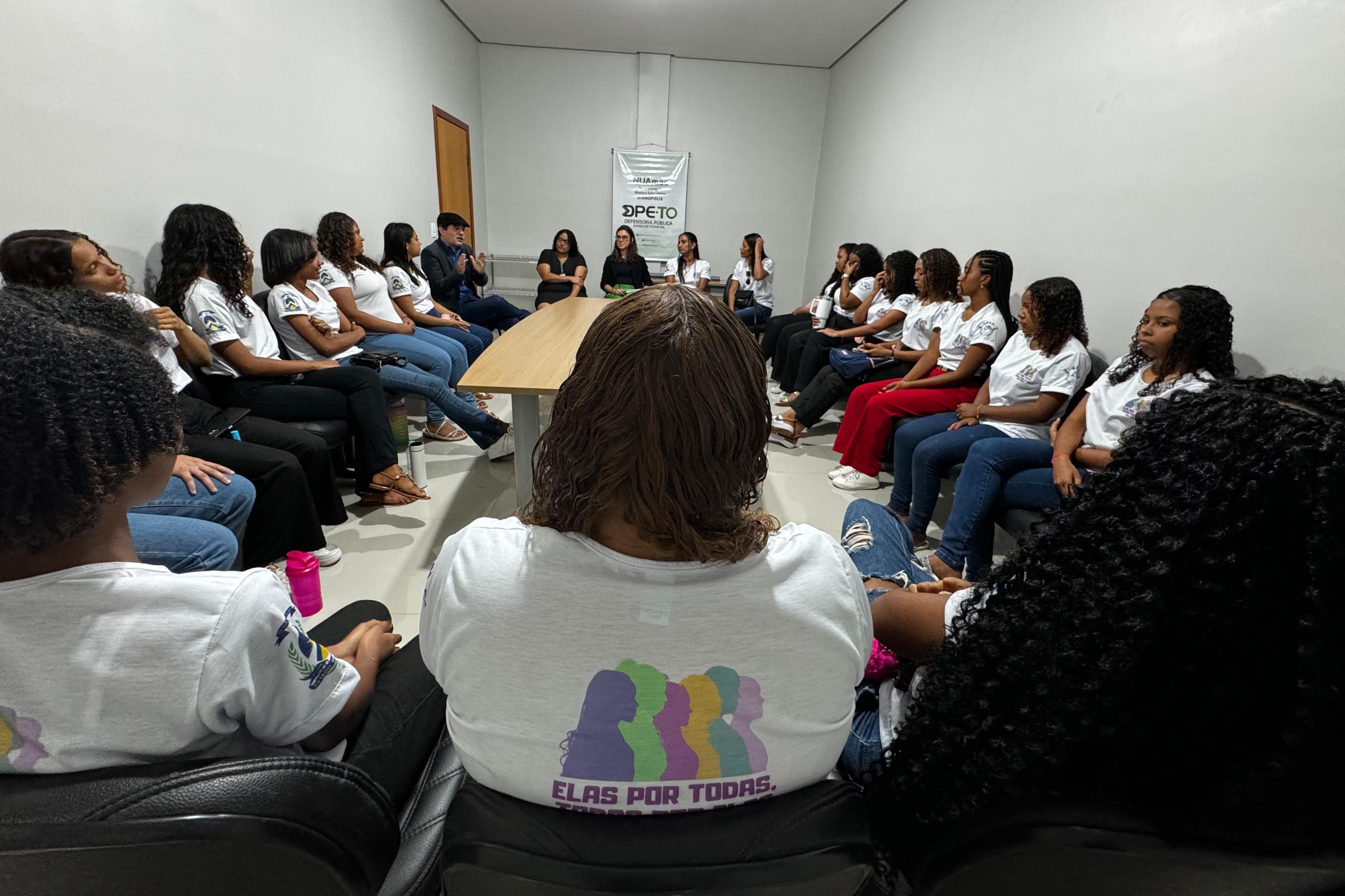 As estudantes integram o projeto da escola "Elas por todas e todas por elas"