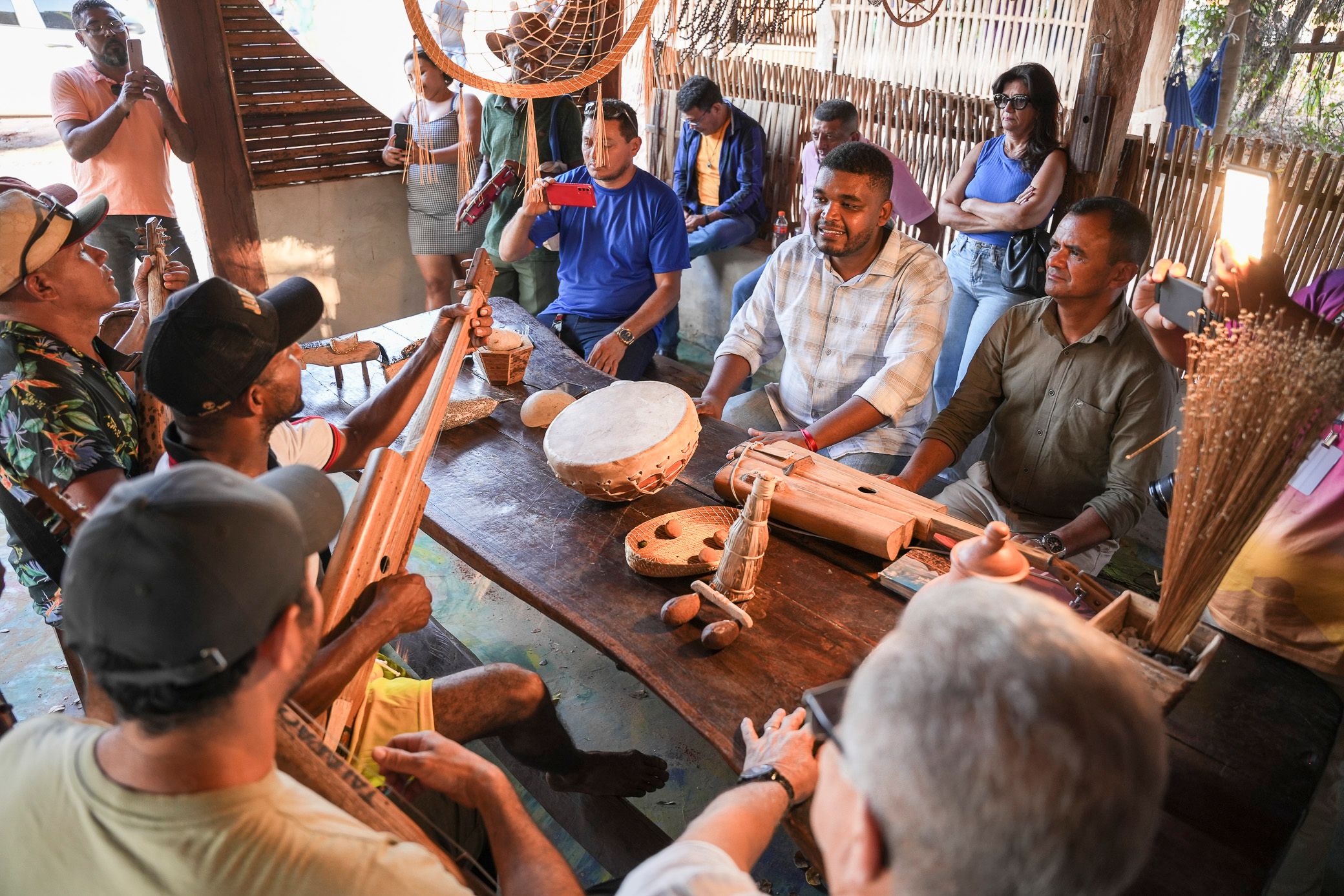 Um momento especial em que os violeiros se apresentam no Cantinho da Viola de Buriti para os visitantes e autoridades presentes