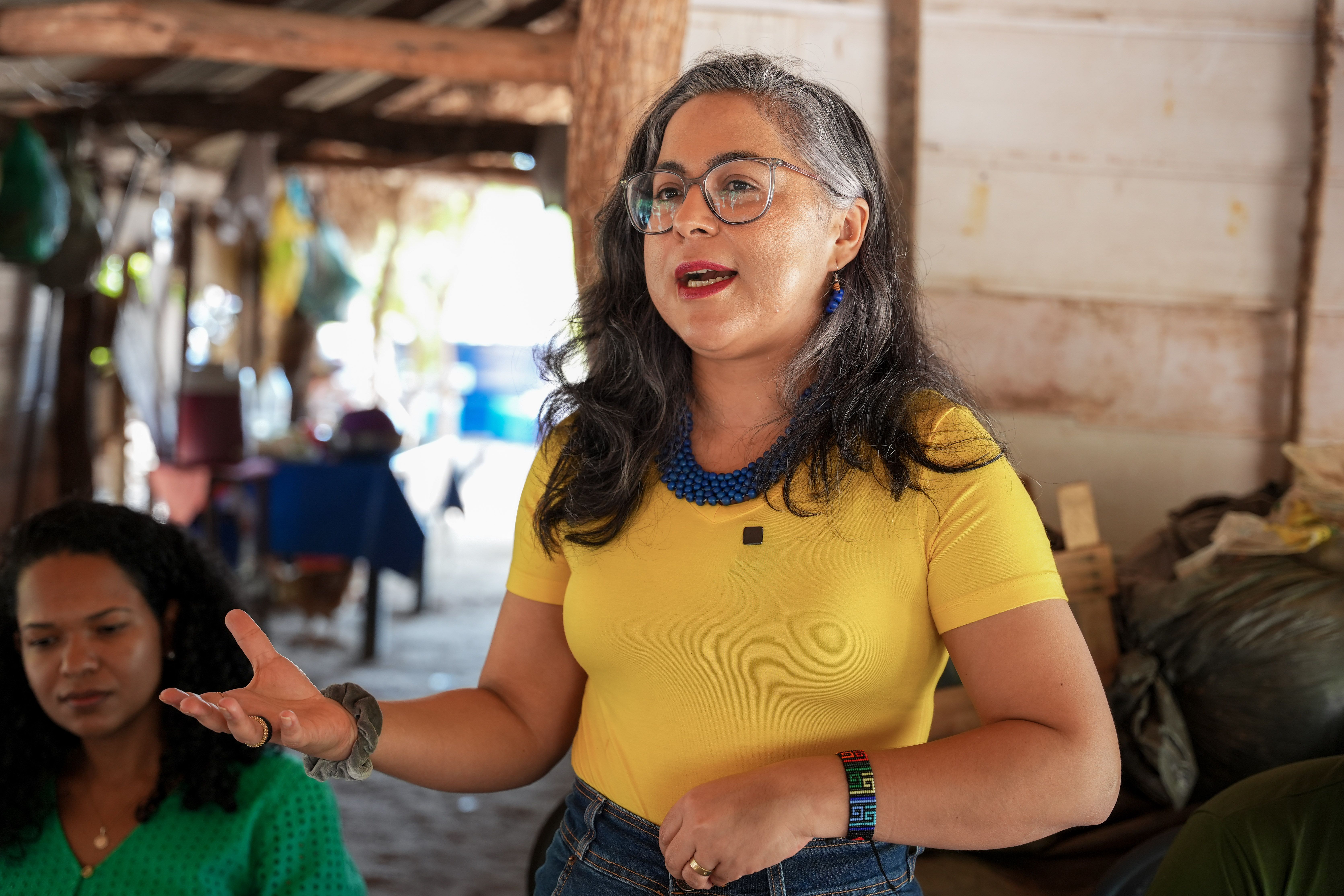 Kenia Martins conversou com os acampados sobre o andamento do processo de reintegração de posse