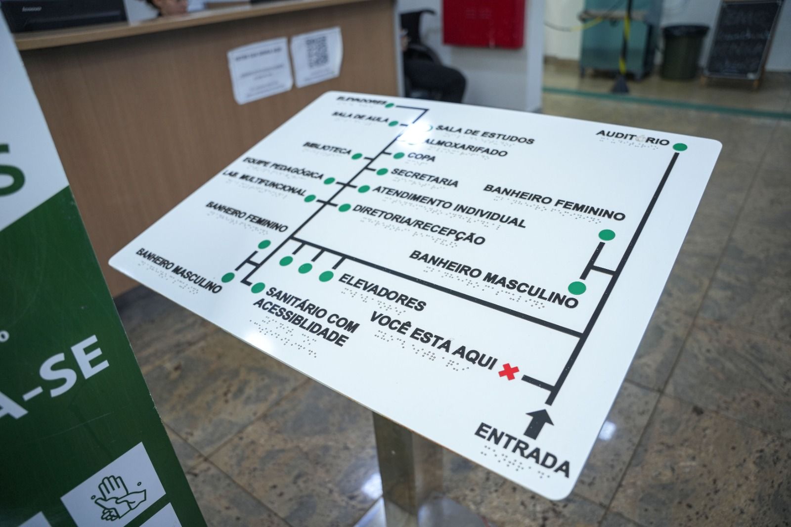 Mapa tátil na recepção da sede da DPE-TO em Palmas auxilia pessoas com deficiência visual