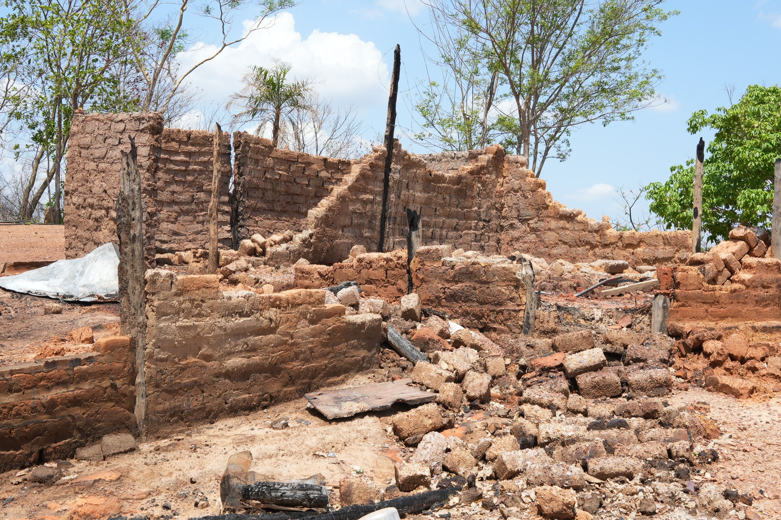 Casas danificadas com o incêndio ainda não foram recuperadas