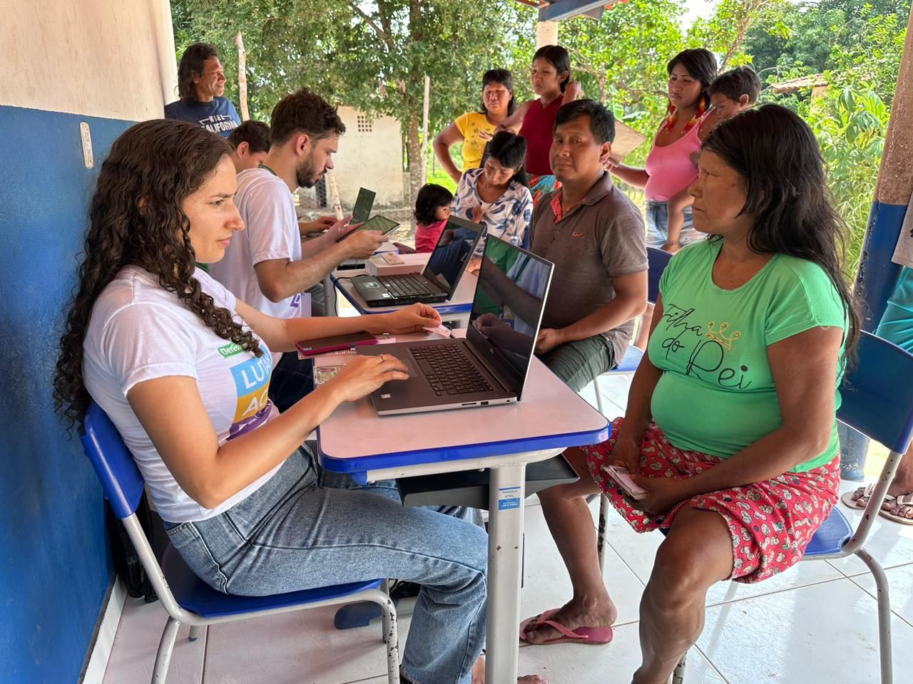 Pessoas indígenas sendo atendidas durante ação itinerante na aldeia