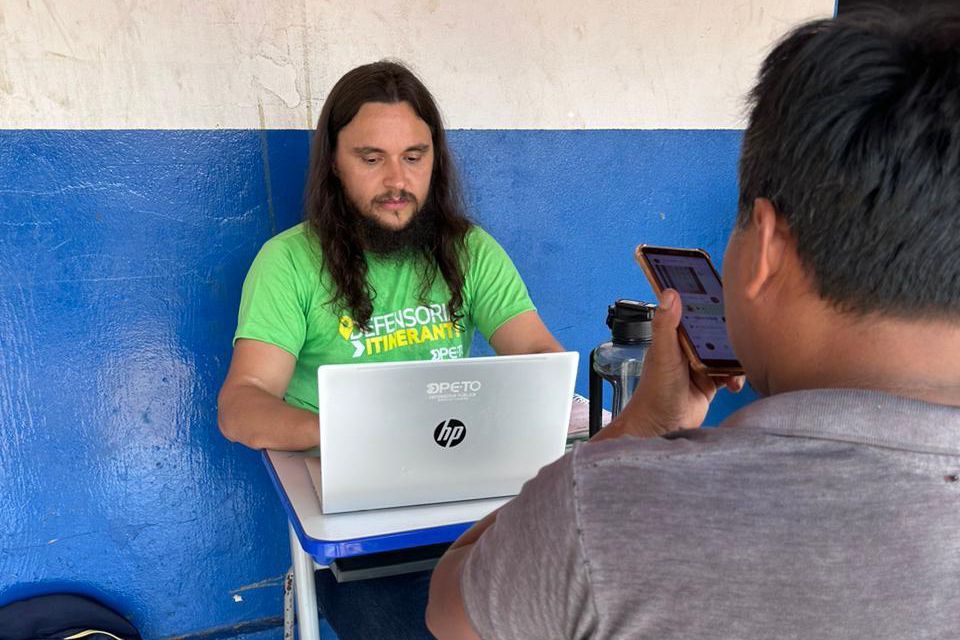 Defensor público Dianslei  Santana em atendimento na ação itinerante na Aldeia Manoel Alves