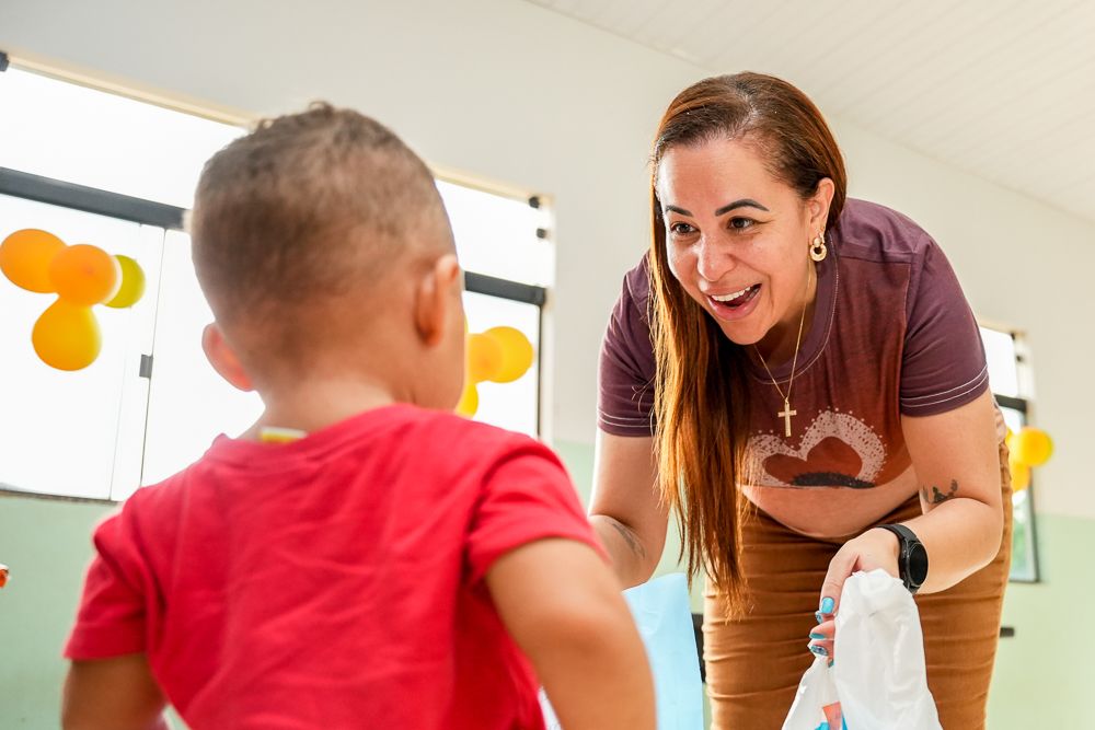 Todas as crianças e adolescentes ganharam muito carinho e presentes