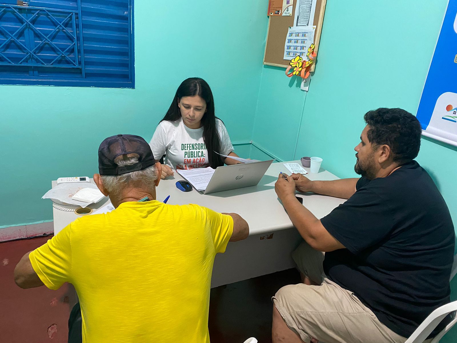 Defensora pública Jade Miranda em atendimento em Darcinópolis