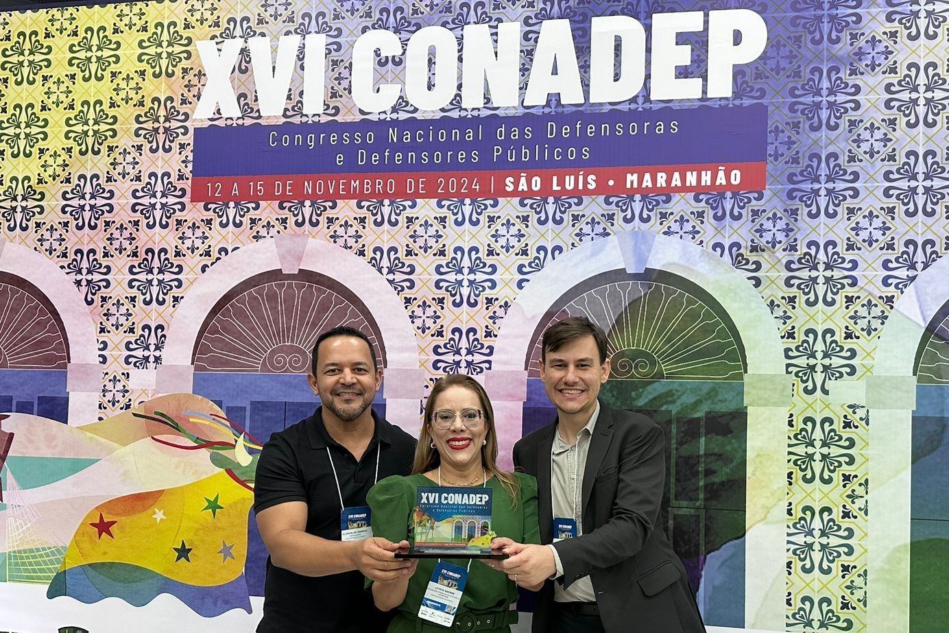 A defensora pública Letícia Amorim com os defensores públicos Clodoaldo Queiroz (E) e Tairo Esperança