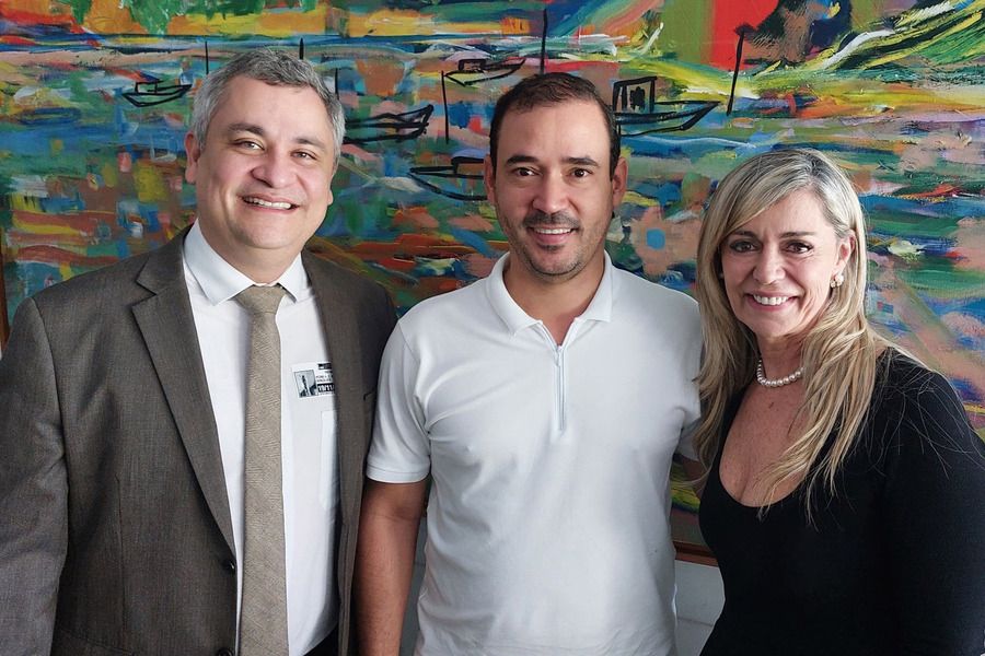 Estellamaris Postal e Pedro Alexandre estiveram em Brasília com o deputado federal Vicentinho Júnior