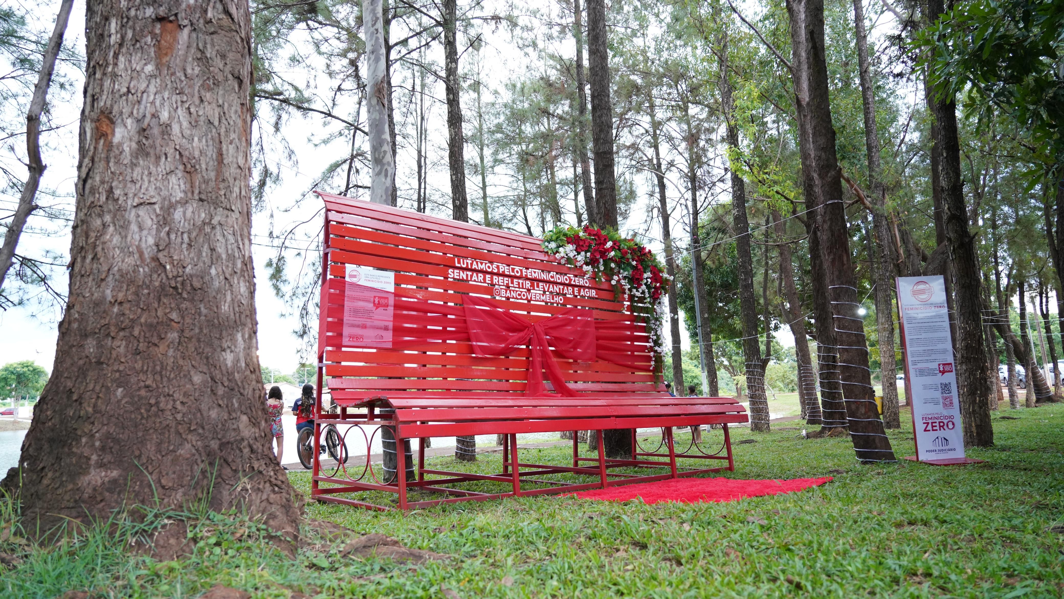 Banco Vermelho foi instalado na Praça do Lago em Formoso do Araguaia