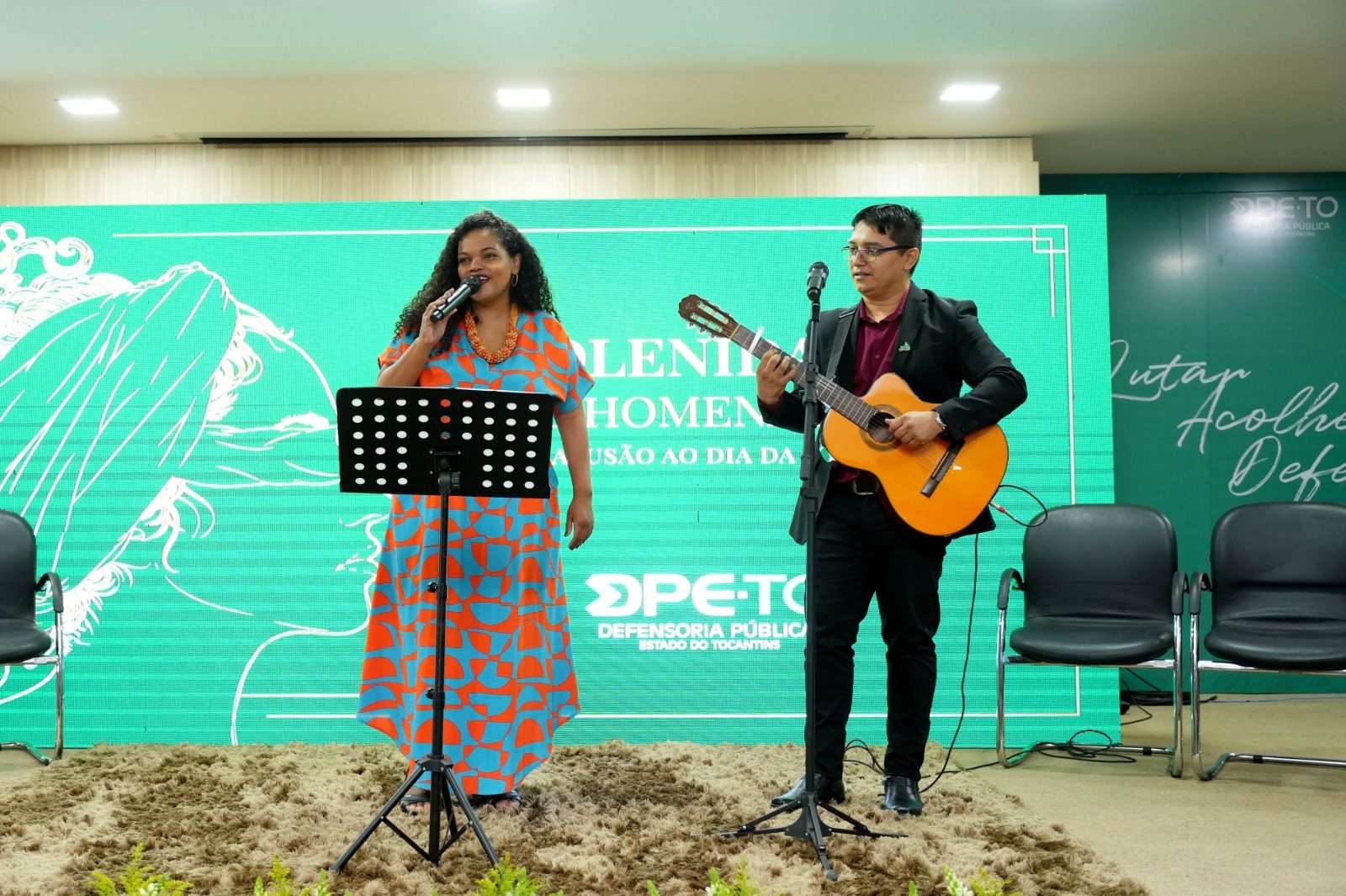 Cinthia Abreu e Cleyton Silva durante apresentação da poesia escrita por um ex-socioeducando participante do projeto da DPE-TO “Livrarte: Arte como Fator de Resiliência”