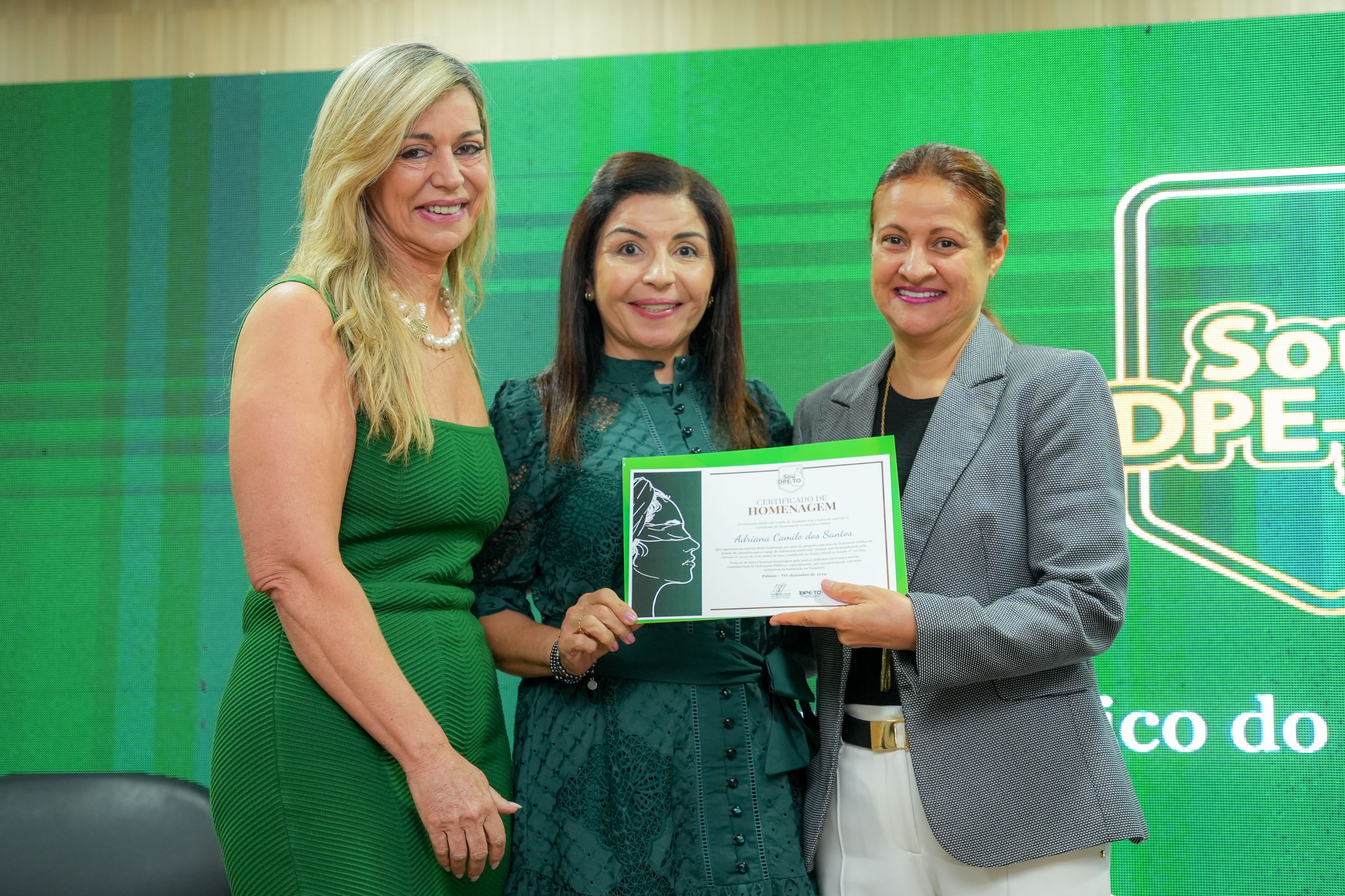 Defensora pública homenageada Adriana Camilo dos Santos (D)