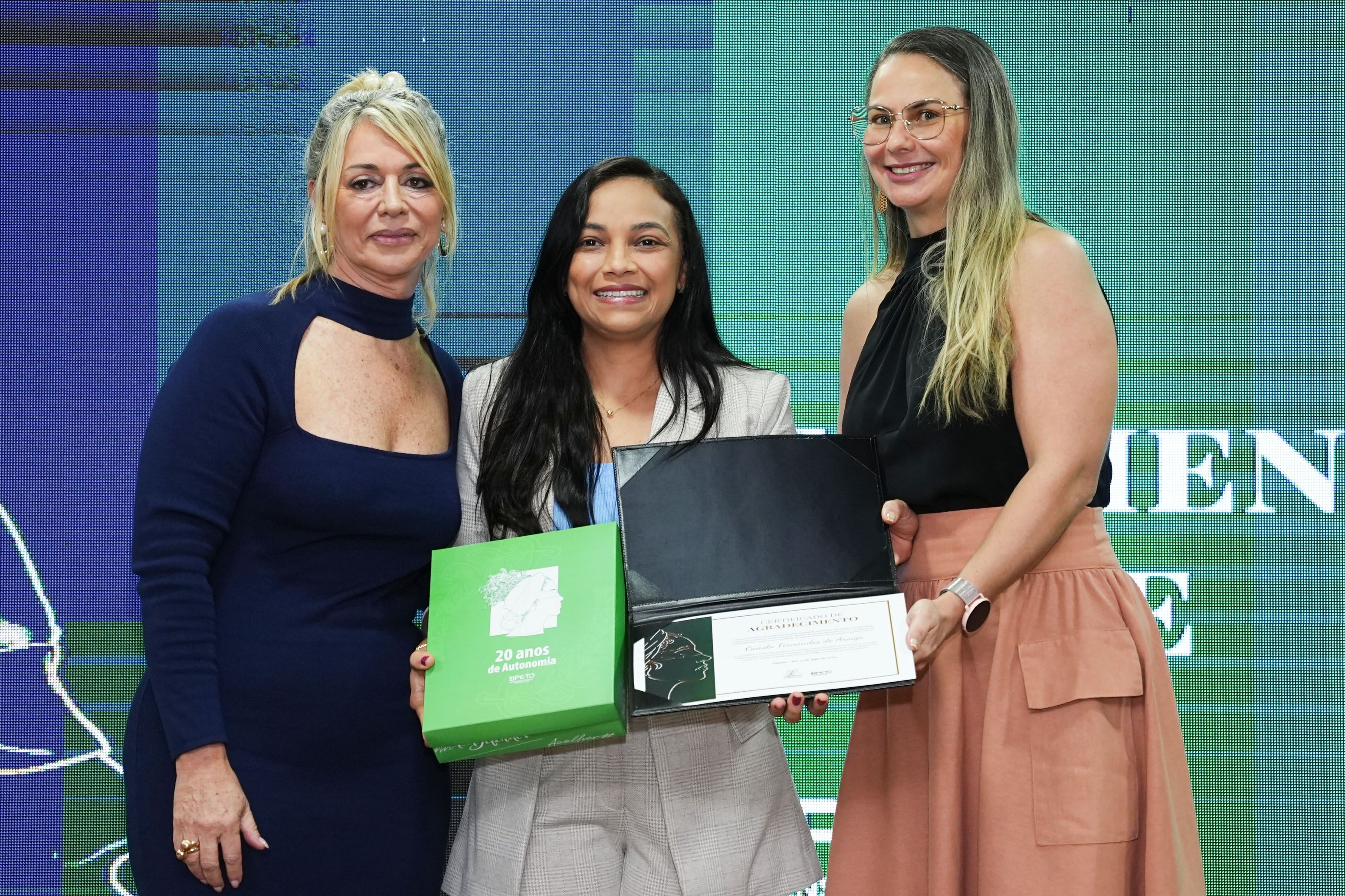 Homenageada, prefeita de Miracema do Tocantins, Camila Fernandes de Araújo