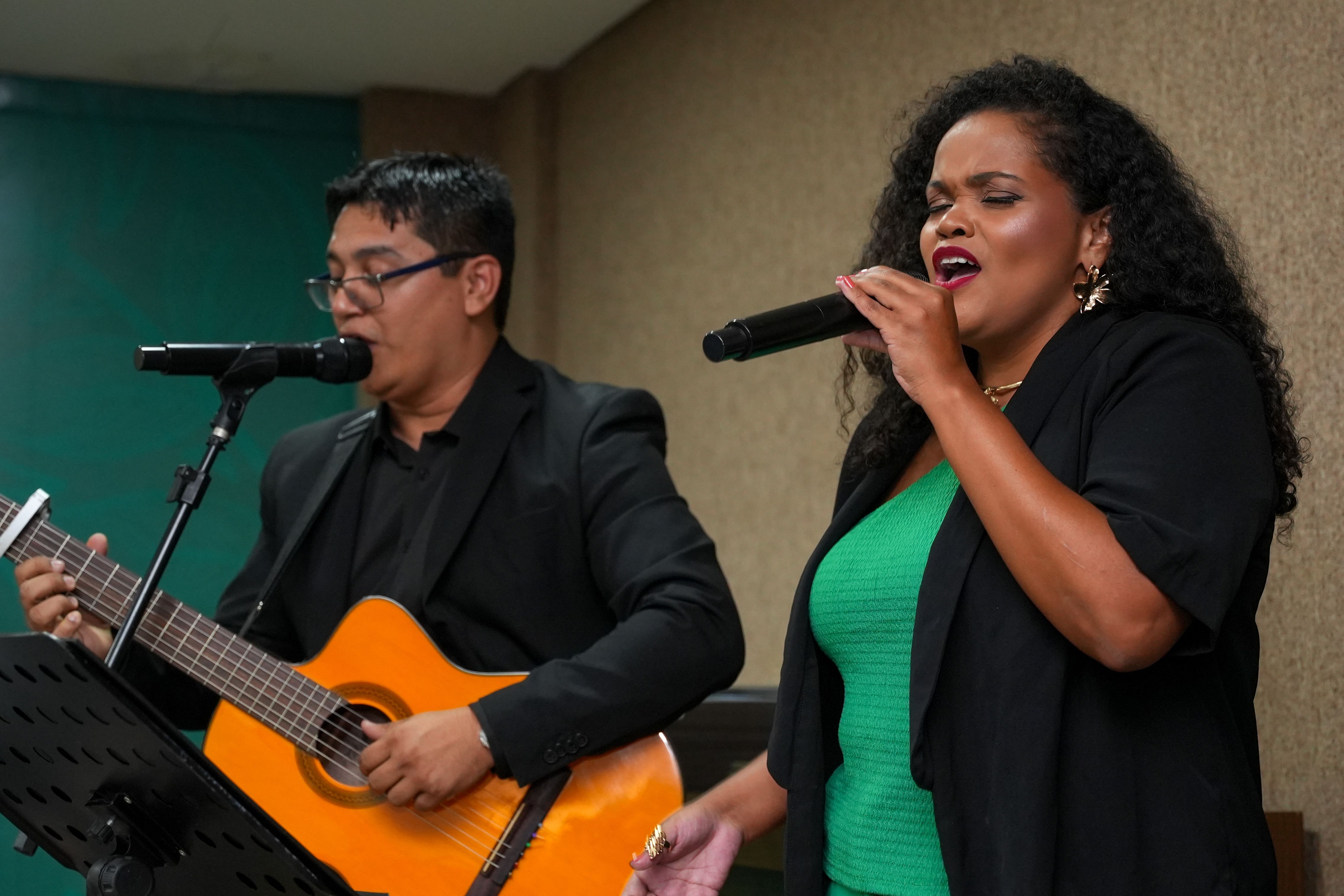 Apresentação da música Sal da Terra (Beto Guedes), interpretada pelos músicos e servidores da Defensoria Pública Cinthia Abreu e Cleyton Silva