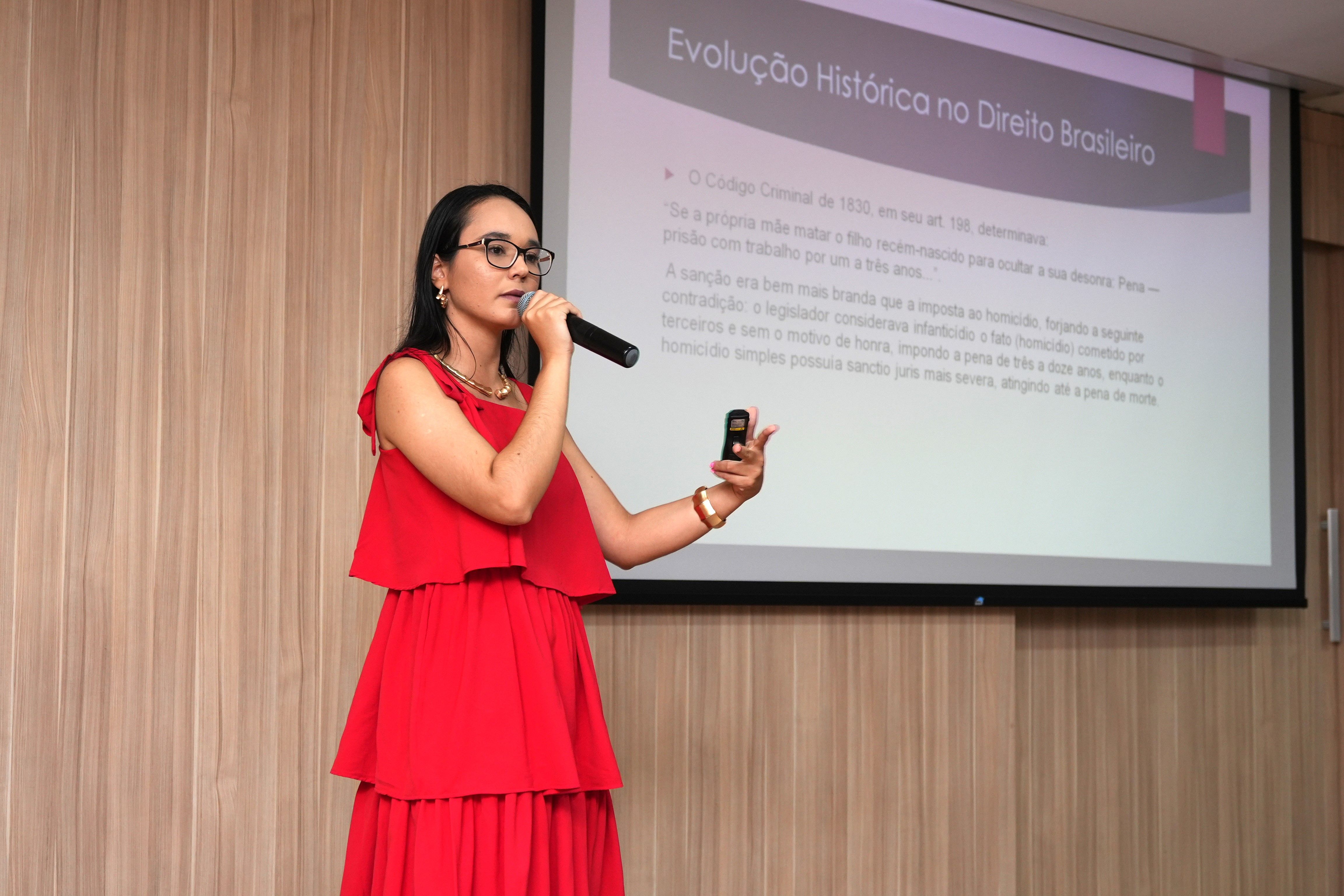 A advogada Isabela Menezes, na segunda palestra do seminário, abordou o aspecto jurídico do puerpério