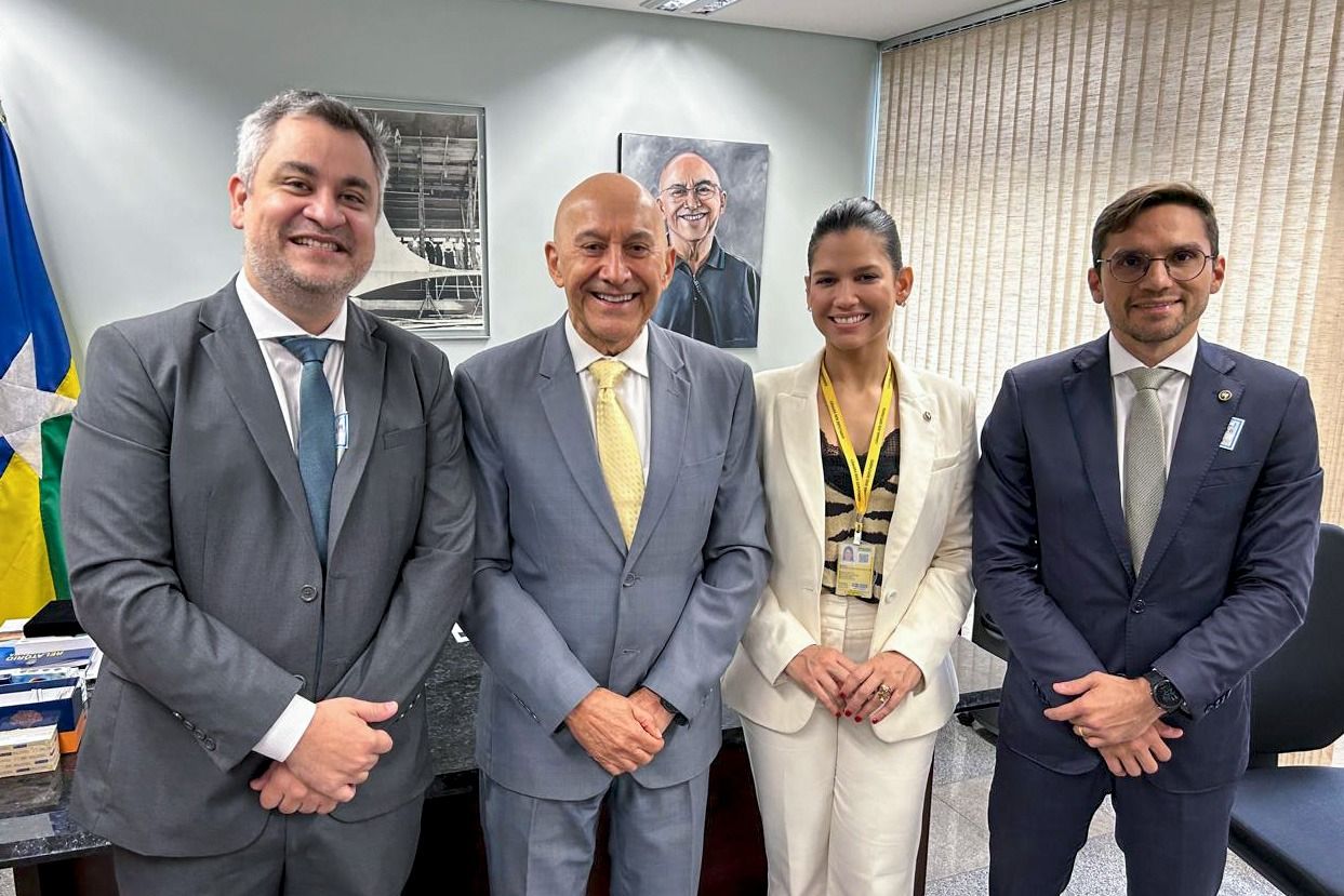Pedro Alexandre (E) com o senador Confúcio Moura, a presidente da Adepro, defensora pública Débora Machado e o defensor público-geral de Rondônia, Victor Hugo de Souza Lima