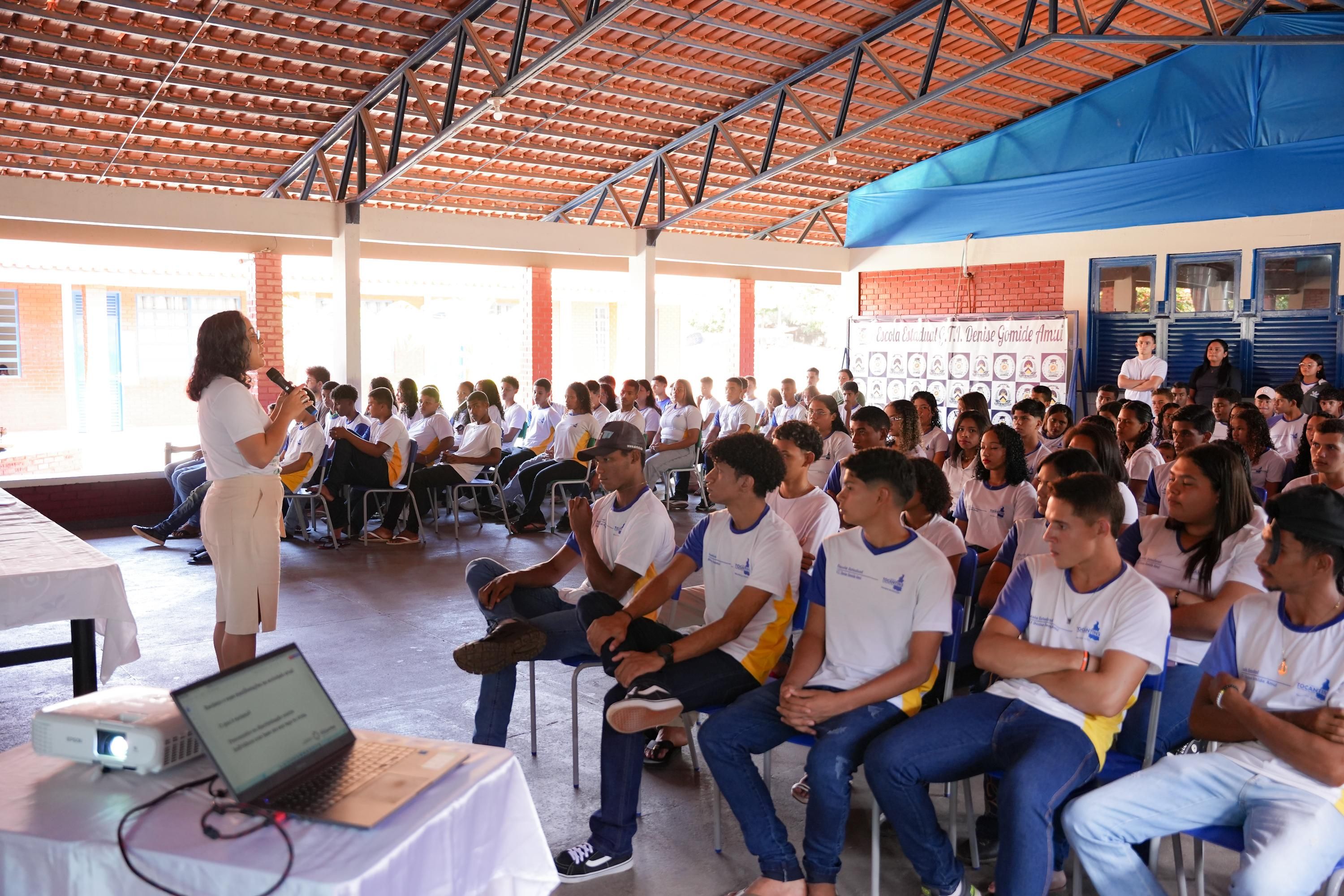 Bate-papo com estudantes da Escola Estadual Girassol de Tempo Integral Denise Gomide Amui