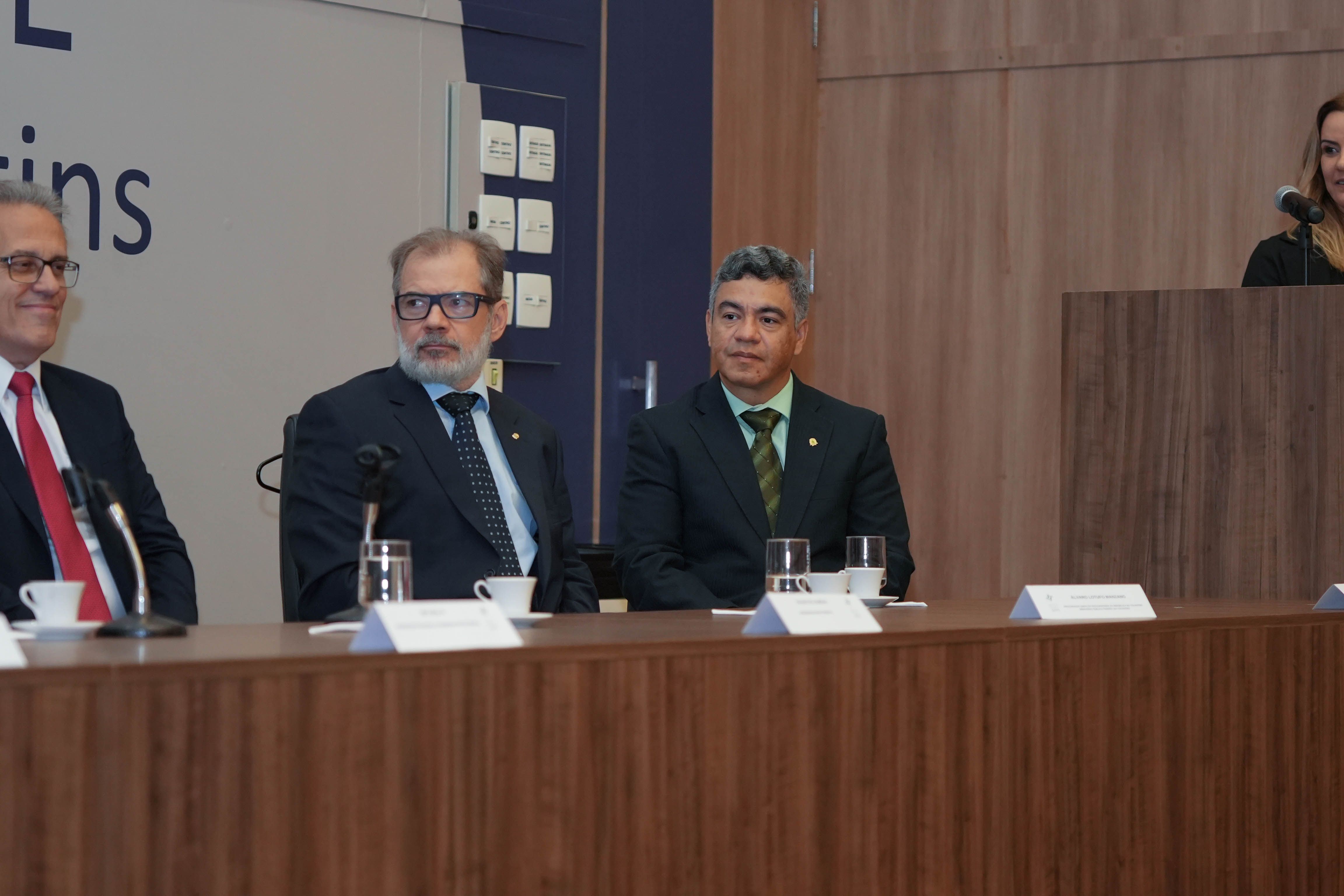 Defensor público Freddy Alejandro (D) representou a Instituição na solenidade