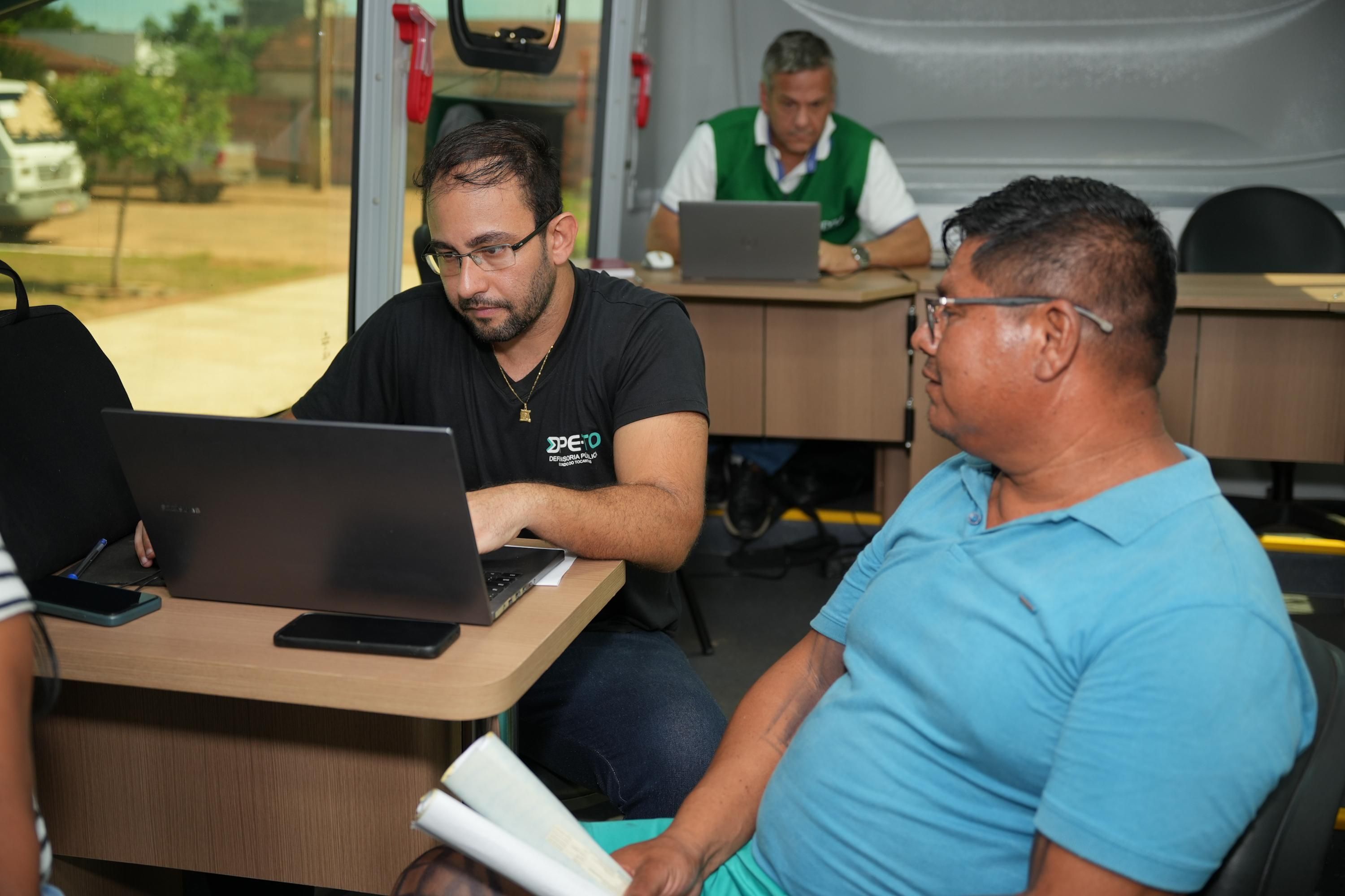 Édson Javaé aproveitou a oportunidade e levou toda a família para receber atendimento na unidade móvel da Defensoria Pública