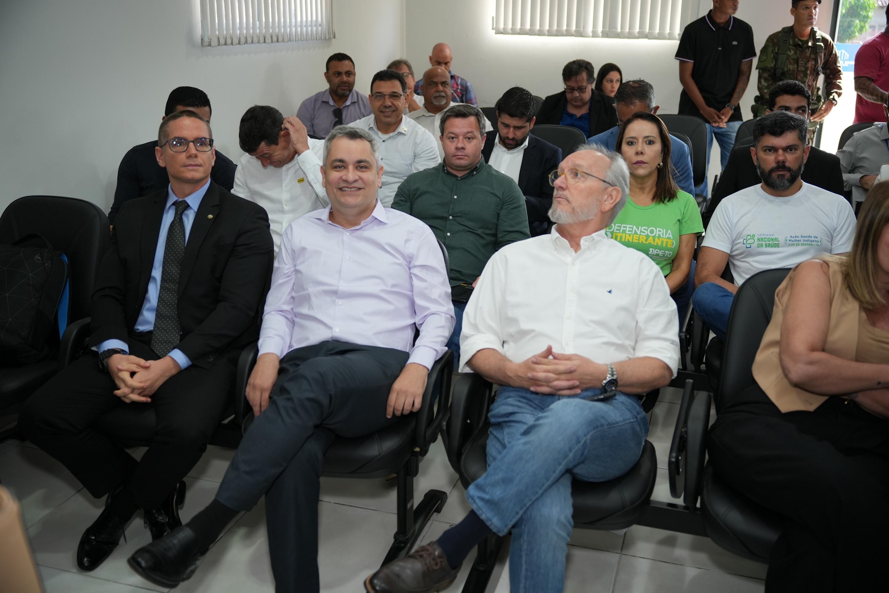Pedro Alexandre (C) participou de reunião com caciques e anciões indígenas