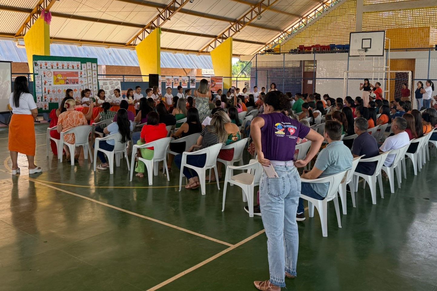 Com os presentes, Teresa de Maria abordou a atuação da Defensoria Pública como parte da rede proteção à criança e ao adolescente.