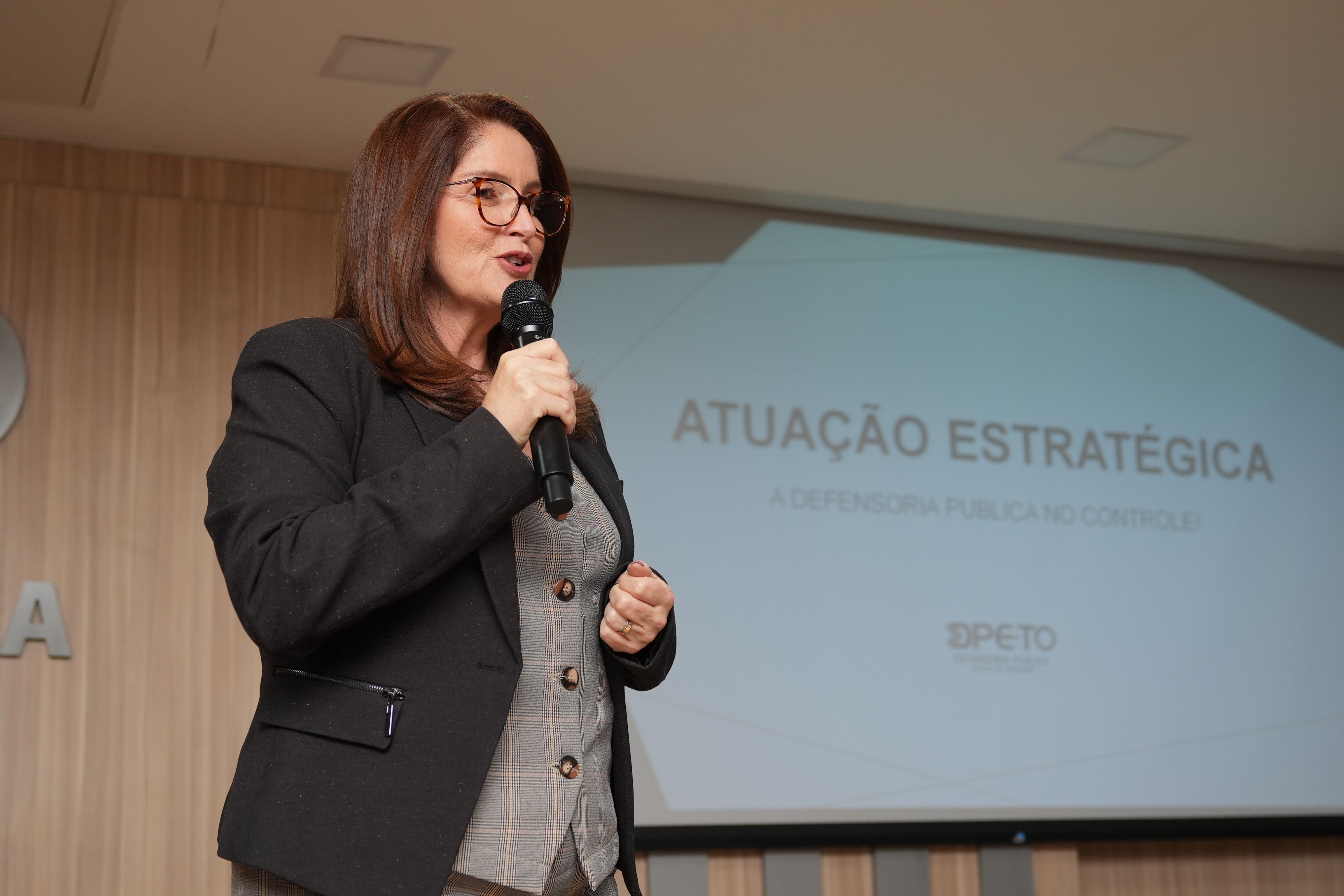A defensora pública do Estado de Minas Gerais, Adriana Patrícia Campos Pereira, ministrou a palestra sobre Atuação Estratégica na Área Criminal.