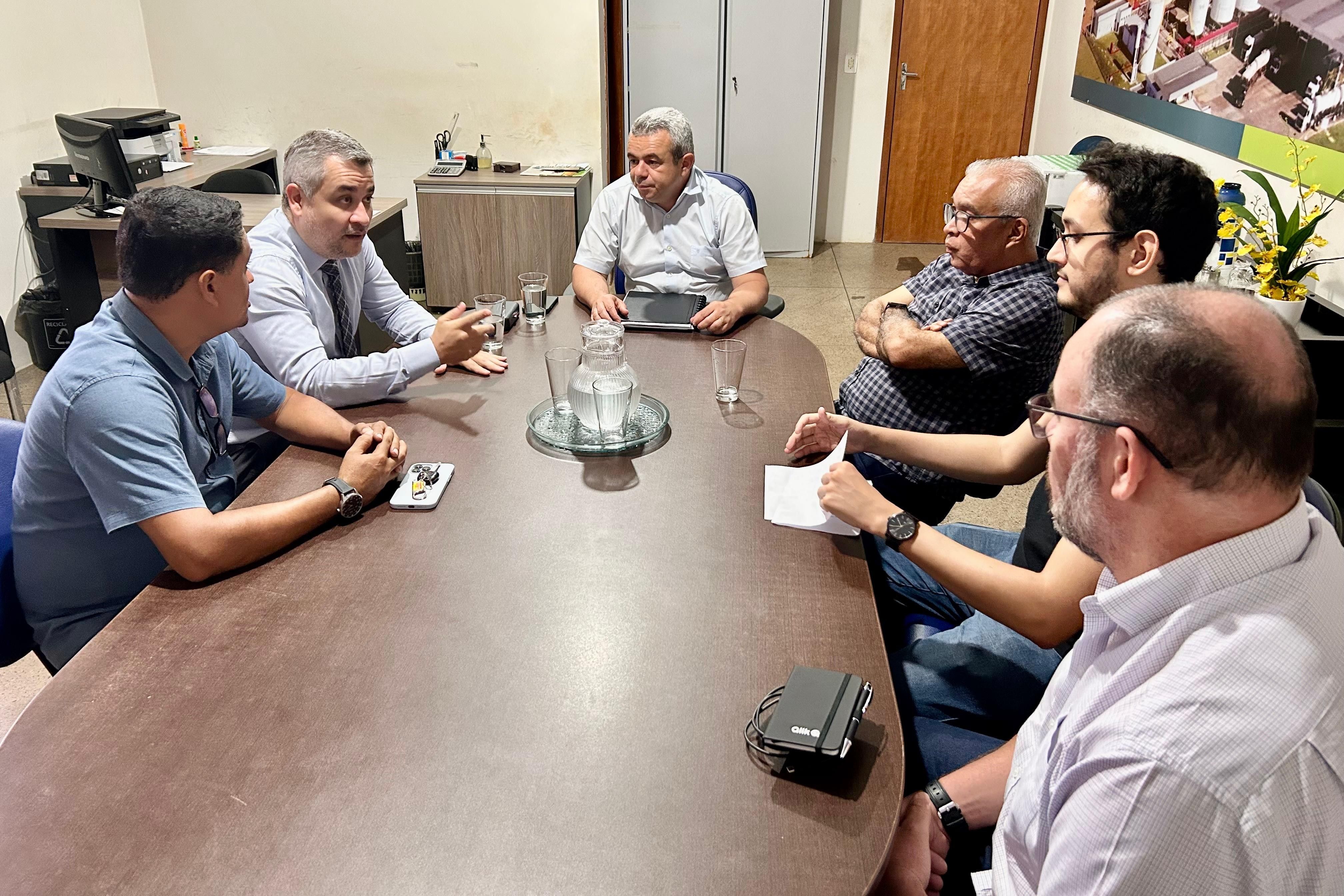 Reunião na sede da subprefeitura de Porto Nacional em Luzimangues