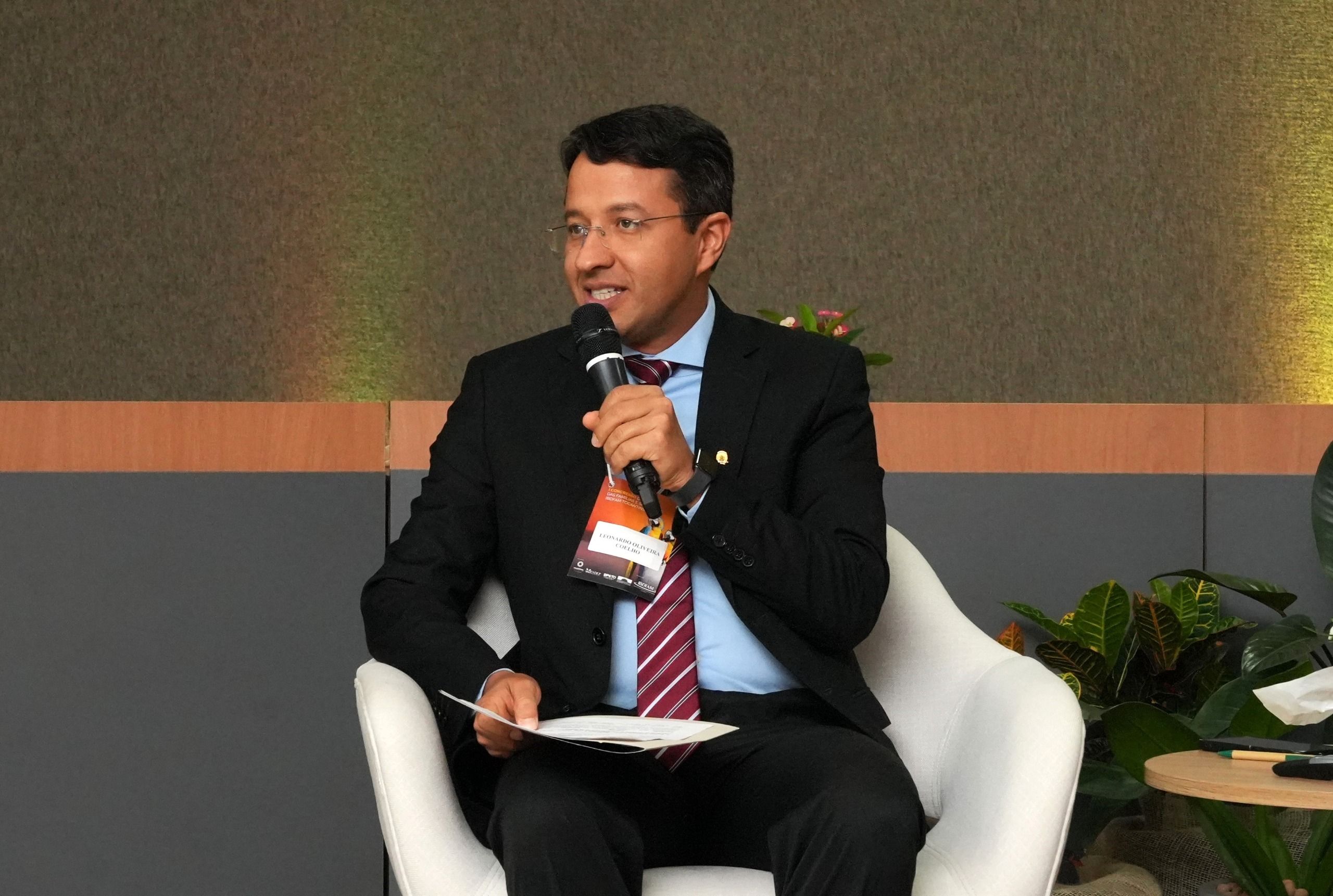 O defensor público Leonardo Oliveira Coelho foi mediador no Painel “Bioética, Reprodução Humana e Filiação”.