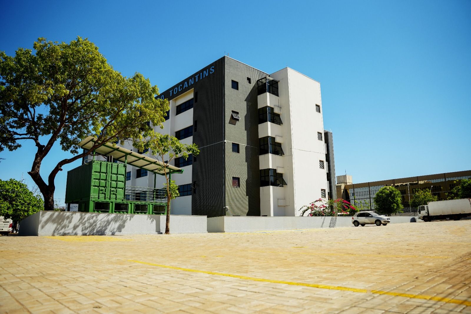 Amplo estacionamento para uso de membras(os) e servidoras(es) da Instituição