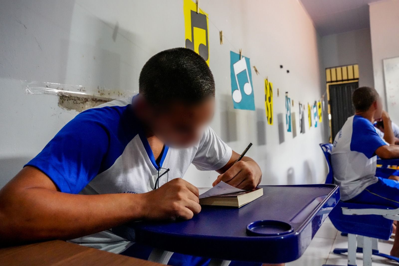 Os adolescentes aprendem sobre música com lições teóricas e práticas