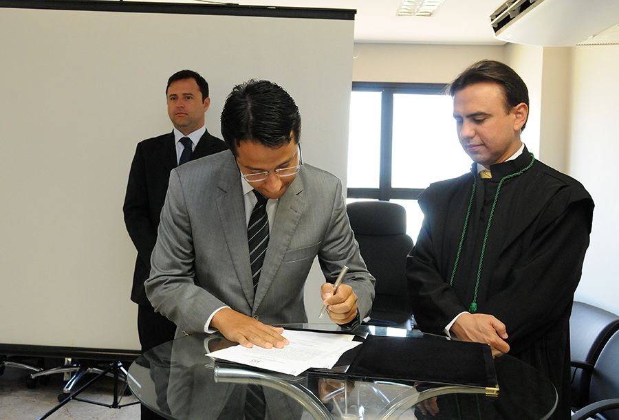Defensor público Leonardo Oliveira assina posse