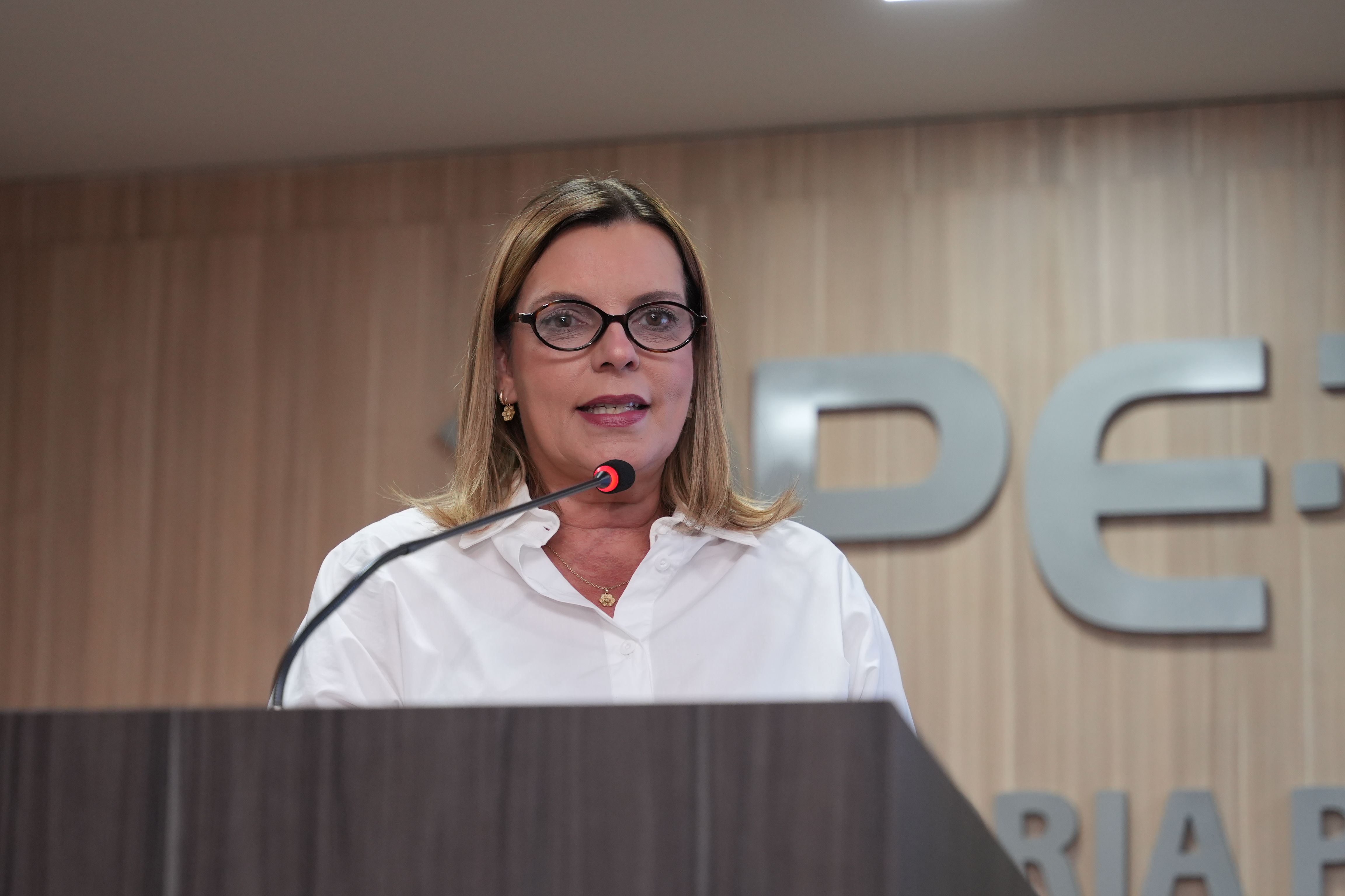 Deputada estadual Claudia Lelis, que na oportunidade representou a Assembleia Legislativa