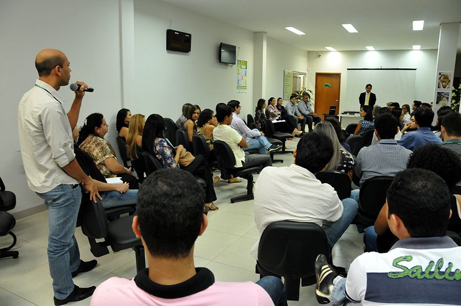 Técnico em informatica Josemir Alencar faz apontamentos durante o Alinhamento Estratégico