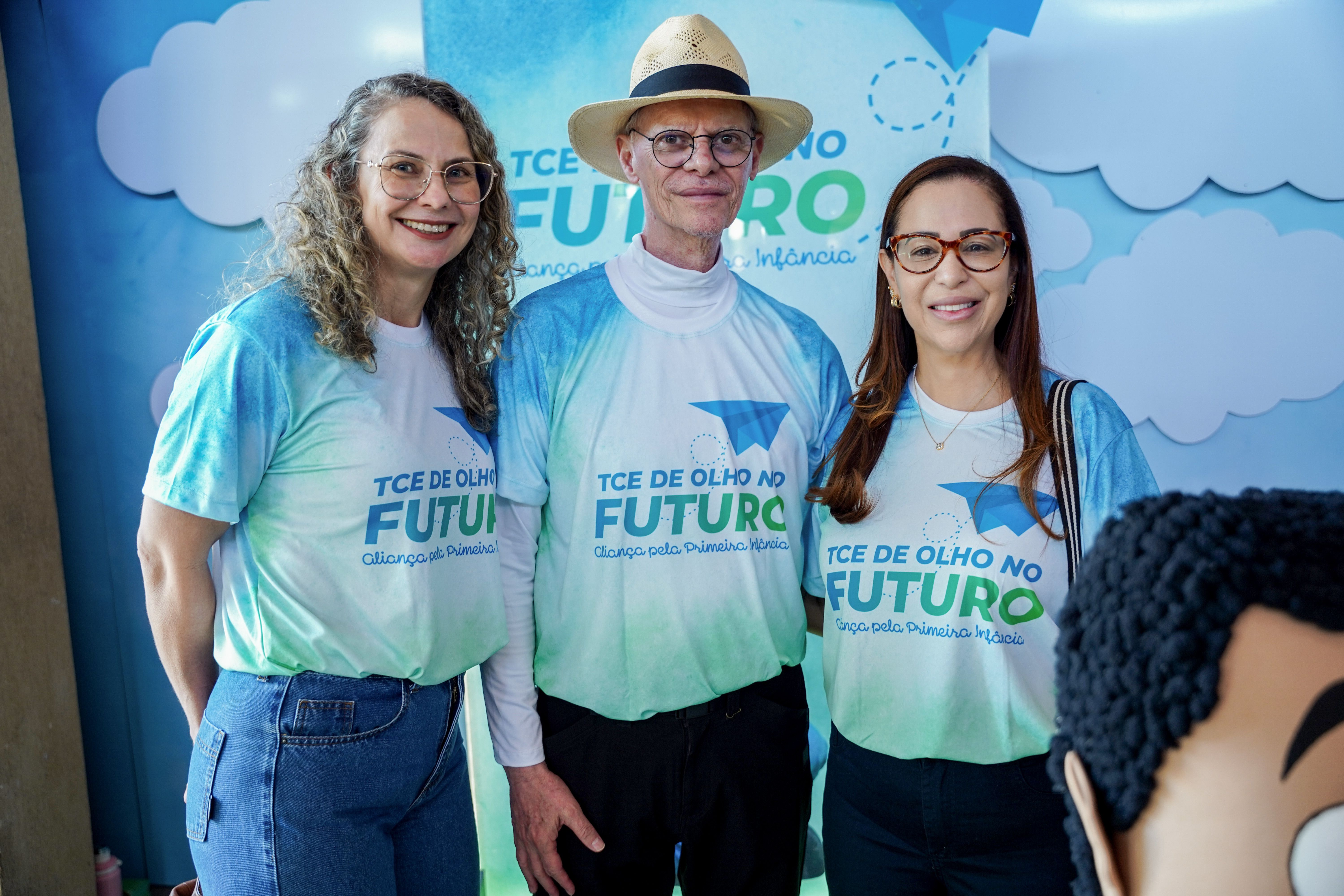 As defensoras públicas Franciana Di Fátima (E) e Elisa Maria (D) com o presidente do TCE-TO Alberto Sevilha