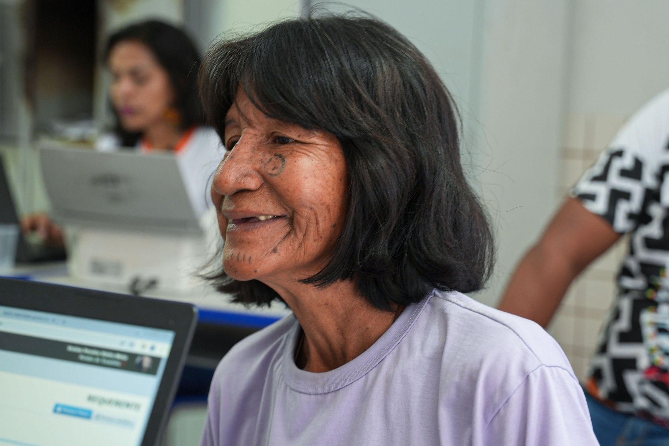 Mulher indígena Karajá durante atendimento jurídico integral e gratuito prestado pela Defensoria Pública