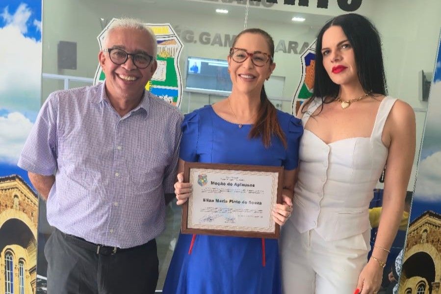 Elisa Maria (C) com o defensor público Marcello Tomaz e a defensora pública Wanessa Oliveira