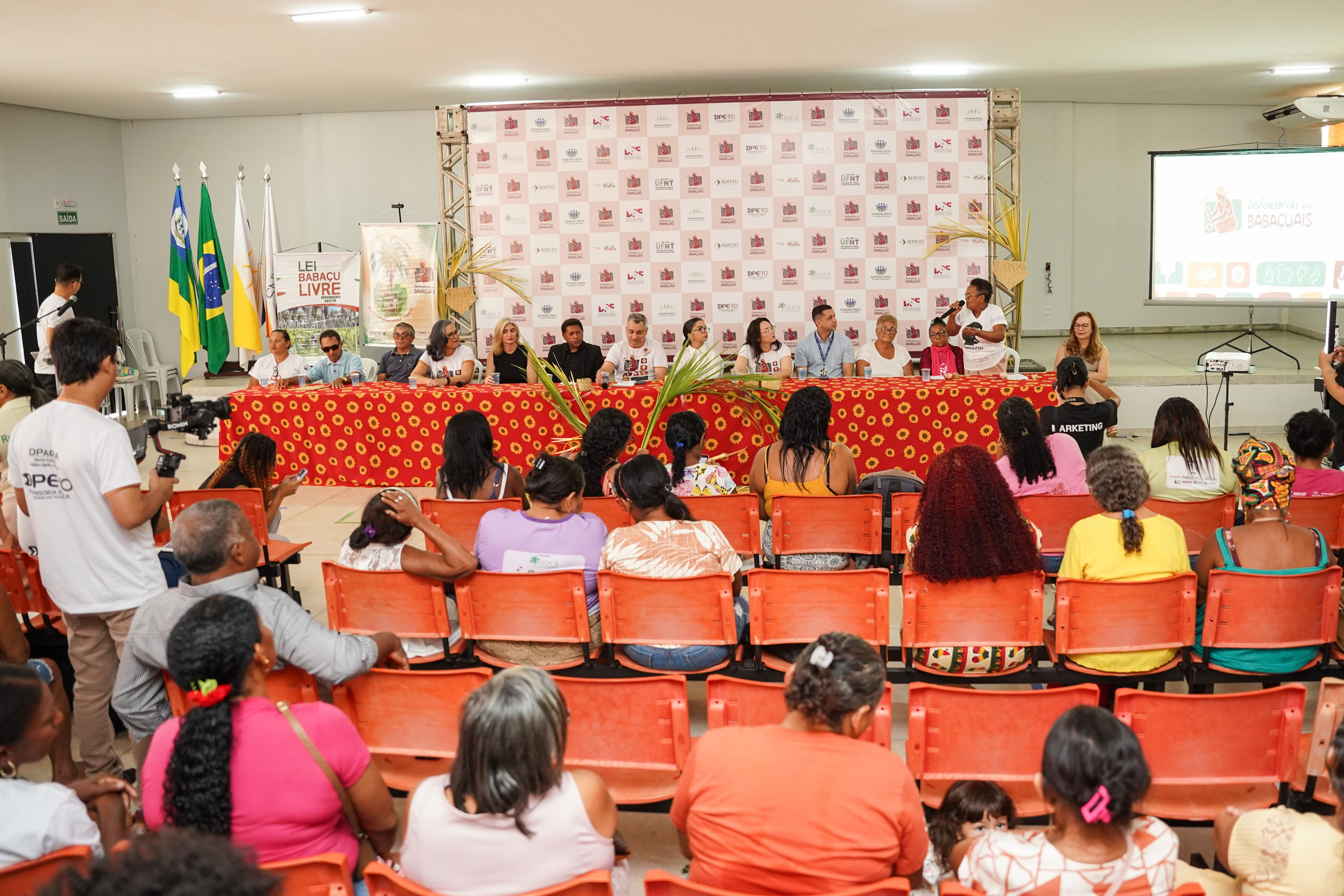 Solenidade de abertura no auditório da Unitins reuniu autoridades e quebradeiras de coco babaçu