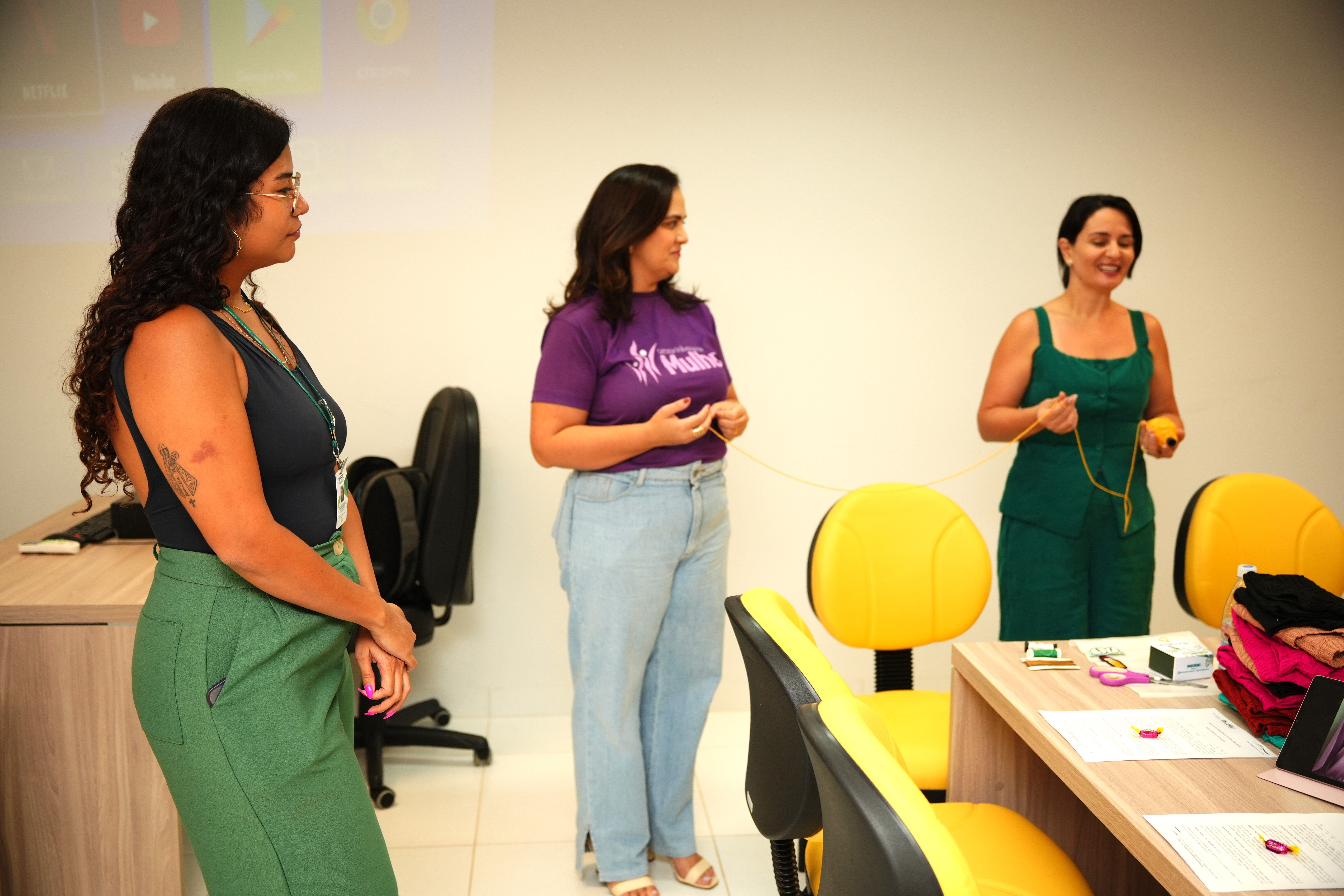 (Da esquerda para a direita) A assessora do Nudem Nicolle Vilhena, a superintendente da Casa da Mulher Brasileira de Palmas, Monique Carreiro Lima Idorta, e a facilitadora Heloisa Novelli em um dia de curso.
