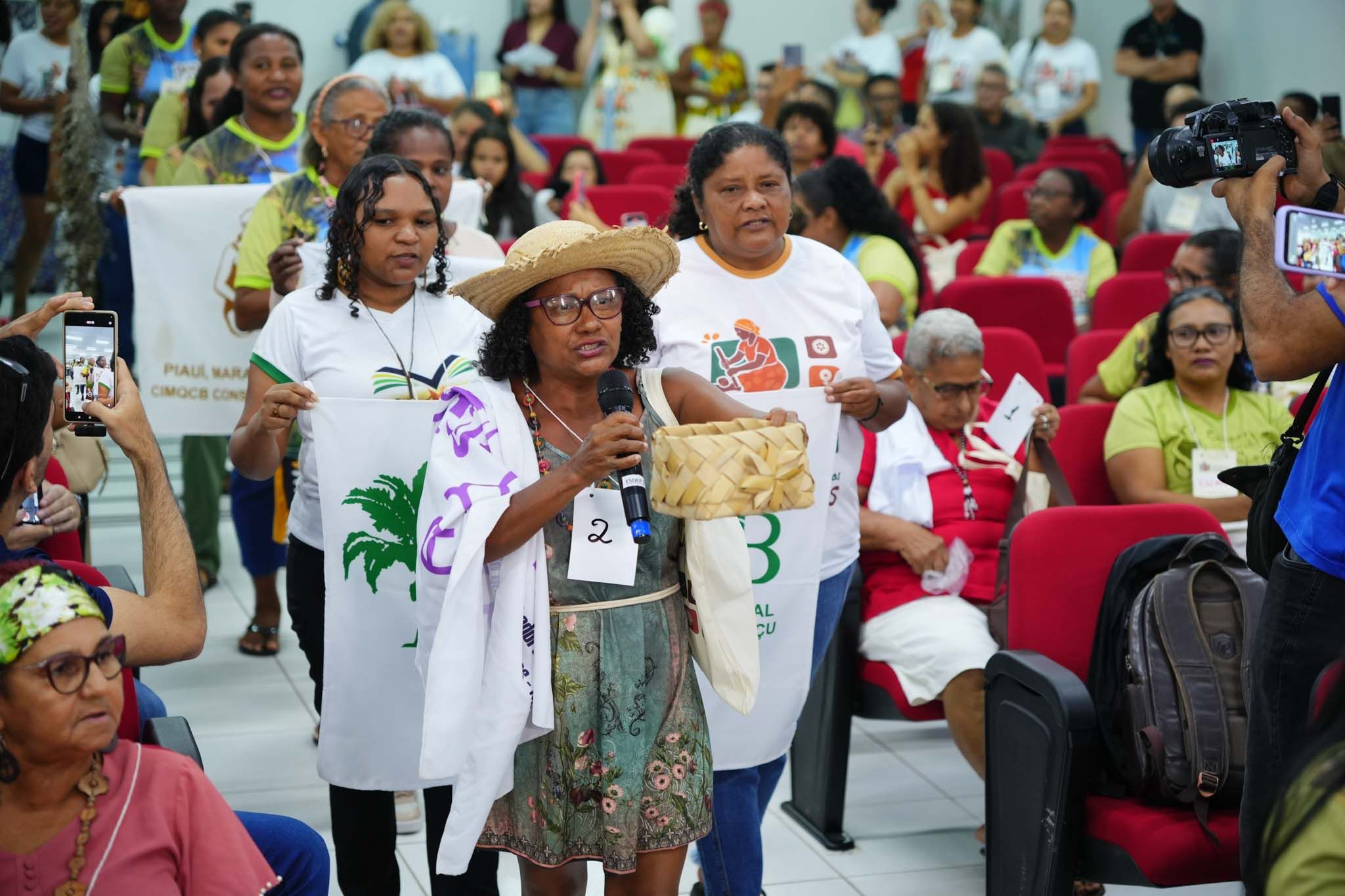 Quebradeiras de coco babaçu do Maranhão, Pará, Piauí e Tocantins, estão reunidas em Imperatriz (MA), para discutir justiça climática